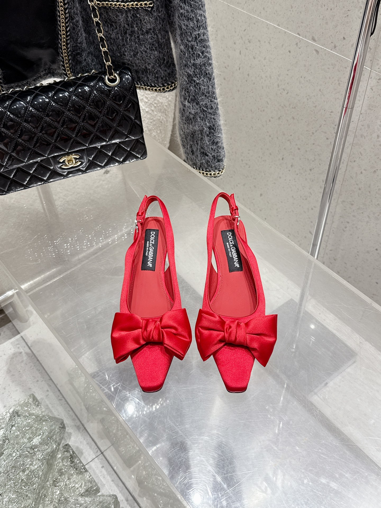 NO:442123,High-end version & 2025 spring and summer new product rhinestone bow sandals DOLCE & GABBANA...DG Dolce & Gabbana Fashion Show Sandals!  High-end feel full of hot girl style #The feet look good, the shoes that show long legs will add points to your beauty, the lines are beautiful and elegant, the high heels are directly conquered!! Imported silk upper, inner/foot pad crystal sheepskin, outsole imported from Italy, genuine leather outsole Size: 35-39 (40 custom made without return and exchange), high heels, Dolce&Gabbana, Dolce&Gabbana, sandals, high heels, sheepskin, real silk, Leather soles19860909高版本 & 2025春夏新品水钻蝴蝶结凉鞋 DOLCE & GABBANA...DG杜嘉班纳时装走秀款凉鞋！ 高级感拉满辣妹风#上脚好看‘显腿长的鞋子会为你的美丽加分, 线条优美大写的优雅～直接封神的高跟鞋单品!! 鞋面进口真丝 内里/垫脚水晶羊皮 大底意大利进口真皮大底 Size: 35-39（40定制不退换）,高跟鞋凉鞋,Dolce&Gabbana,Dolce&Gabbana,sandals,high heels,sheepskin,real silk,Leather soles,Women's Shoes