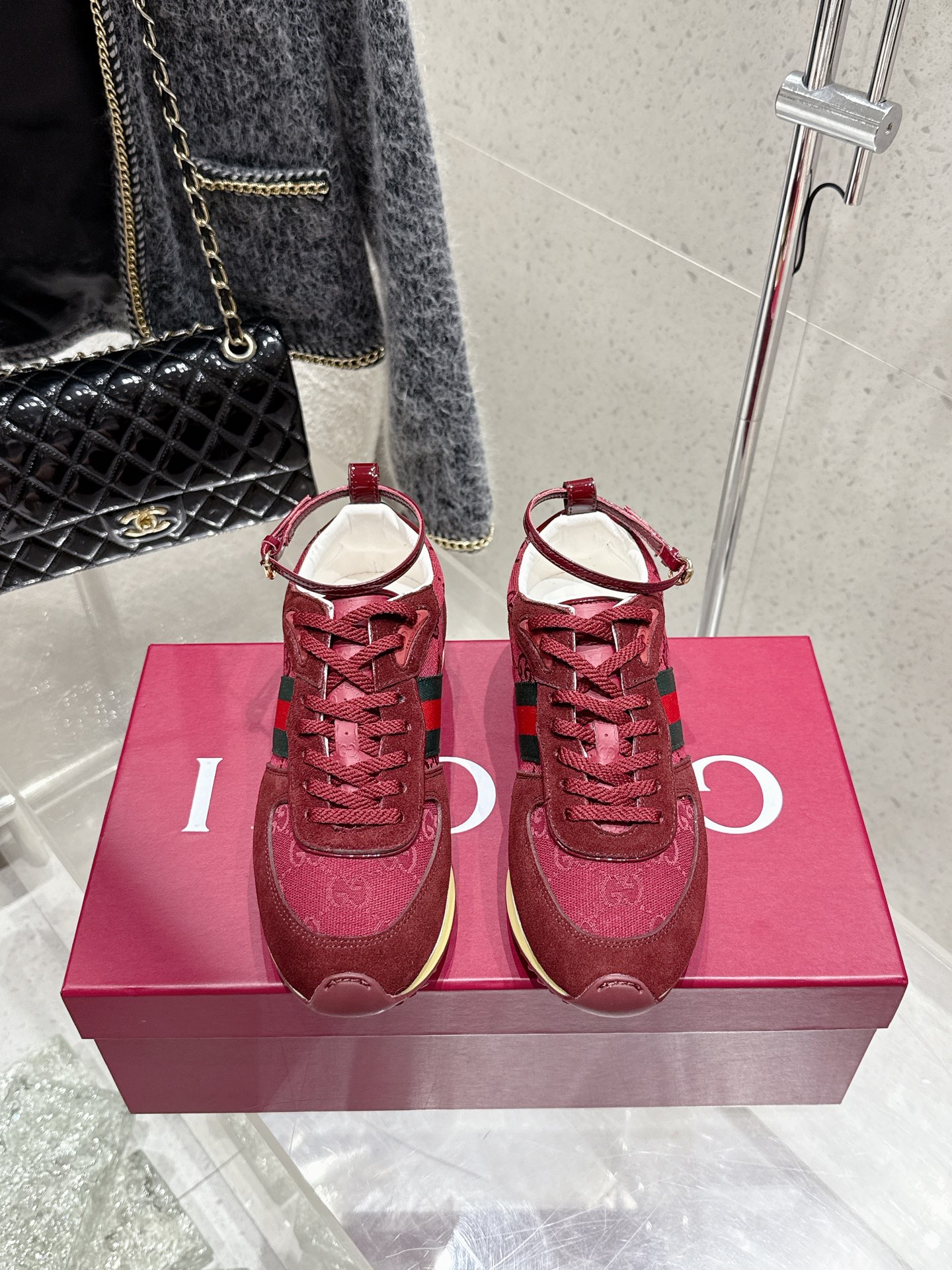 NO:442113,Gucci Re-Motion series buckle German-sports sneakers This sneaker is equipped with removable and adjustable ankle straps, adding dynamic items to the 2025 spring and summer series. The light and flexible outsole has been specially treated and is full of a rich retro style. Original custom imported head-layer cowhide fabric Original custom breathable net Original open mold tpu sole, sole 3.5CM thick, Size35-40 (40 custom made without return and exchange), casual shoes/sports, gucci, sneakers, cowhide19860909Gucci Re-Motion系列环扣德训运动鞋 这款运动鞋设有可拆卸可调节踝部绑带,为2025春夏系列再添动感单品.轻盈且灵活的外底经过特殊处理,洋溢着浓郁的复古风情. 原版定制进口头层牛皮面料 原版定制透气网里 原版开模tpu鞋底 底厚3.5CM Size35-40（40定做不退换）,休闲鞋/运动鞋,gucci,sneakers,cowhide,Women's Shoes