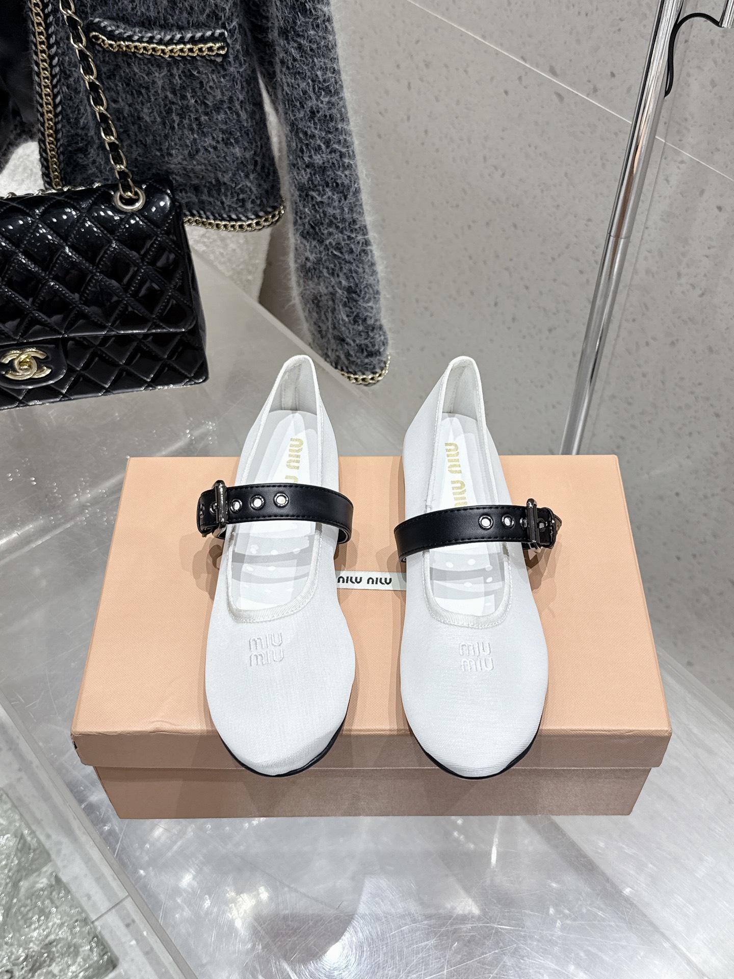 NO:442101,Miu Miu hollow woven ballet shoes single shoes Ms. Miu Miu decorative mesh ballet flat shoes Miu Mi*2025 spring and summer ballet mesh flat Mary Jane loafer flats Zp development Original instant sale on the market version Miu is really too girly!  Super soft and glutinous. If you like it, you can rush it!  Imported mesh on the upper size 35-39 (40 custom made without return) Sole original sole, ballet shoes, miumiu, loafers, mary jane, flats19860909Miu Miu 镂空编织芭蕾鞋单鞋缪缪女士一字带装饰网纱面芭蕾舞平底鞋 Miu Mi*2025春夏芭蕾网纱平底玛丽珍乐福鞋平底Zp开发 原版秒杀市面版本 Miu真的太少女啦！超级软糯 喜欢可以冲了！ 鞋面进口网纱 码数35-39（40定做不退换） 鞋底原版鞋底,芭蕾舞鞋,miumiu,loafers,mary jane,flats,Women's Shoes