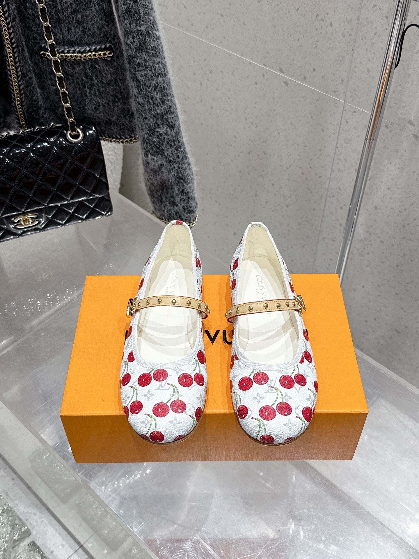 NO:410805,LV Louis Vuitton 2025 early spring new model, top version, the original version is consistent, the counter is the latest model, metal nailed flat ballet shoes, Mary Jane, purchasing level!  Full of high-end feeling!  A popular model from domestic and foreign bloggers, retro and fashionable, beautiful!  Official website main model★ Imported old-fashioned cowhide upper, imported sheepskin inner lining, original Italian leather outsole shoe size: 35-39 (customized for 40.41), slippers, louis vuitton, louis vuitton, mary jane, slippers, cowhide, sheepskin, Leather soles19860909LV路易威登2025早春新款 顶级版本原版一致 专柜主打最新款 金属饰钉平底芭蕾舞鞋 玛丽珍 代购级别！高级感十足！国内外博主刷爆的一款,复古又时髦上脚美炸了！官网主推款★ 鞋面进口老花牛皮 内里进口羊皮里 大底原版意大利真皮大底 鞋码: 35-39（40.41定制）,拖鞋单鞋,louis vuitton,louis vuitton,mary jane,slippers,cowhide,sheepskin,Leather soles,Women's Shoes