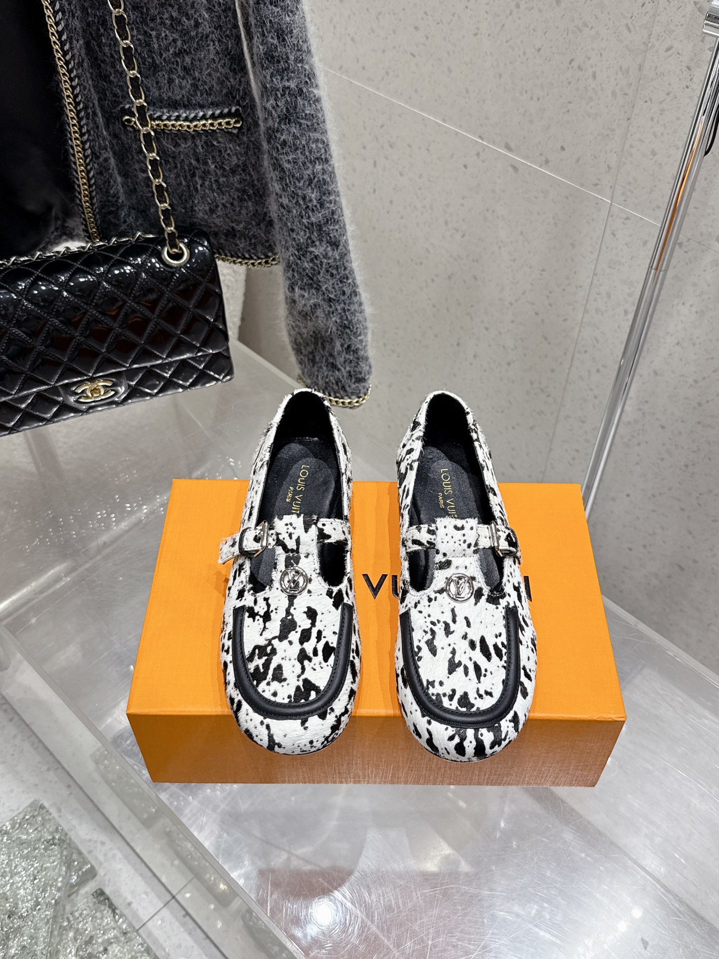 NO:410793,LV Louis Vuitton 2025 early spring new model, top version, the original version is consistent, the counter is the latest model, metal nailed flat ballet shoes, Mary Jane, purchasing level!  Full of high-end feeling!  A popular model from domestic and foreign bloggers, retro and fashionable, beautiful!  Official website main model★ Cowhide upper/horse hair imported sheepskin lining outsole original Italian leather outsole Shoe size: 35-39 (customized for 40.41), loafers, louis vuitton, louis vuitton, loafers, mary jane, cowhide, sheepskin, Leather soles19860909LV路易威登2025早春新款 顶级版本原版一致 专柜主打最新款 金属饰钉平底芭蕾舞鞋 玛丽珍 代购级别！高级感十足！国内外博主刷爆的一款,复古又时髦上脚美炸了！官网主推款★ 鞋面牛皮/马毛 内里进口羊皮里 大底原版意大利真皮大底 鞋码: 35-39（40.41定制）,乐福鞋,louis vuitton,louis vuitton,loafers,mary jane,cowhide,sheepskin,Leather soles,Women's Shoes