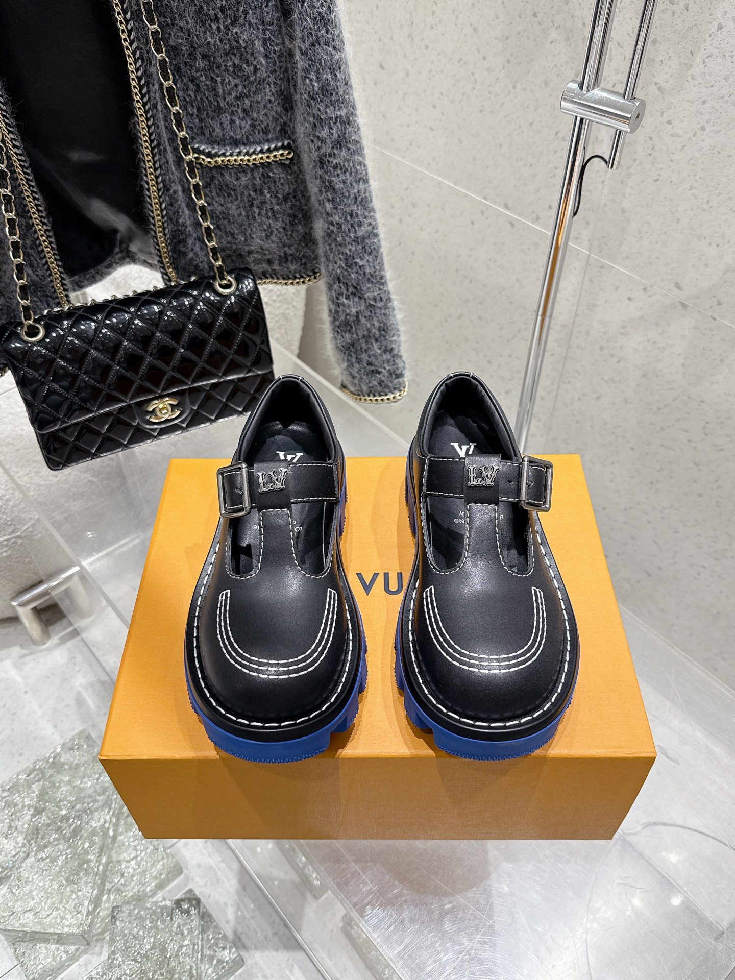 NO:410787,Top version 25Ss spring and summer new Louis vuiteeon LV printed thick-soled loafers couples Mary Jane leather shoes This sponge cake thick-soled series is very exciting this year. It is worn with a height-enhancing effect and fashion leading the absolute yyds!  Upper beaded cowhide, inner foot padded cowhide, original TPU outsole, heel height 5cm, size 35-39 (40 customized) men 39-44 (45 customized) non-return and exchange), loafers, louis vuitton, louis vuitton, loafers, mary jane, cowhide19860909顶级版 25Ss春夏新款Louis vuiteeon LV 印花厚底乐福鞋情侣款玛丽珍小皮鞋 这款松糕厚底系列今年非常爆,穿上增高效果,和时尚的引领绝对的yyds！ 鞋面开边珠牛皮 内里垫脚牛皮 鞋底原版TPU大底 跟高5cm 码数女35-39（40定做）男39-44（45定做不退换）,乐福鞋,louis vuitton,louis vuitton,loafers,mary jane,cowhide,Women's Shoes