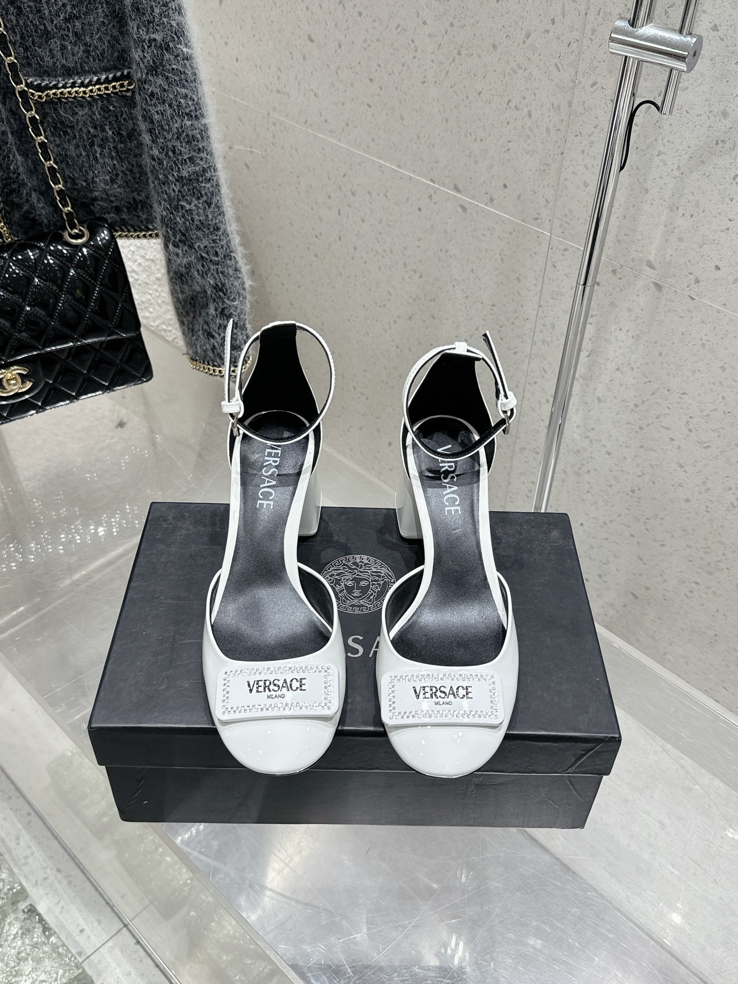 NO:410781,High-version Versace Early spring style Heel thick heel hollow sandals overseas hot-selling champion YB consistent original shoe development last model major fashion bloggers and celebrities, internet celebrities, have already paired it. Such outstanding beauty is unforgettable!  This elegant style, exposed-heeled high heels are made of calfskin, with square toe silhouette and decorated with Medusa boards. The same decoration as the brand's first headquarters in Milan. Upper. Original imported patent leather. Inner footbed imported high quality goatskin. Heel independent open mold paint decoration. Heel height 6.5cm. Sole. Italian Italian cowhide. Size35-39 (40 custom made without return). High heels. Sandals. Versace. Versace. Sandals. High heels.19860909高版本 Versace 范思哲 早春款 跟粗跟中空 凉鞋海外热销冠军 YB一致 原鞋开发楦型 各大时尚博主及明星、网红、已经人手一对,如此出众的美,让人过目不忘！ 此款风格优雅的露跟高跟鞋由小牛皮制成,采用方头廓形,并饰有美杜莎板饰 与品牌在米兰首个总部门上的装饰相同 鞋面 原版进口漆皮 内里垫脚进口优质山羊皮 鞋跟独立开模烤漆装饰 跟高6.5cm 鞋底意大利Italy牛皮大底 Size35-39（40订做不退换）,高跟鞋凉鞋,versace,versace,sandals,high heels,cowhide,sheepskin,Women's Shoes