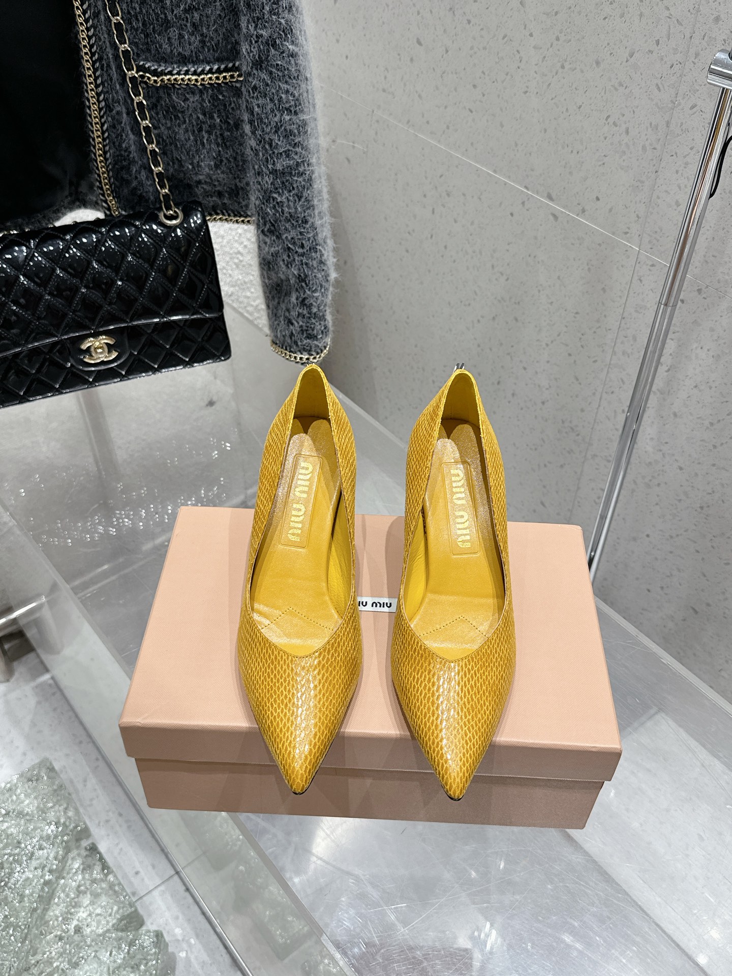 NO:410777,Top quality miumiu 25 spring and summer new simple retro pointed high heel shoes!  The fresh spring and summer color scheme is beautiful, and the daily outfits are very suitable for each other. The heel has an exclusive logo style, which shows the elegant charm on the feet!  The upper uses original mixed-bred sheepskin lizard pattern cowhide, inner footbed sheepskin, imported genuine leather sole from Italy!  Heel height: 9cm Size: 35-40 (40 custom made without return) with original packaging, high heels, miumiu, high heels, cowhide, sheepskin, Leather soles19860909顶级品质miumiu缪缪25春夏新款简易复古尖头高跟单鞋！春夏清新配色曲线优美,日常穿搭都很搭后跟有专属标识性Logo格调,上脚尽显优雅魅力！ 鞋面采用原版混种羊皮蜥蜴纹牛皮 内里垫脚羊皮 意大利进口真皮大底！ 跟高:9cm 码数:35-40（40 定做不退换） 配原版包装,高跟鞋单鞋,miumiu,high heels,cowhide,sheepskin,Leather soles,Women's Shoes