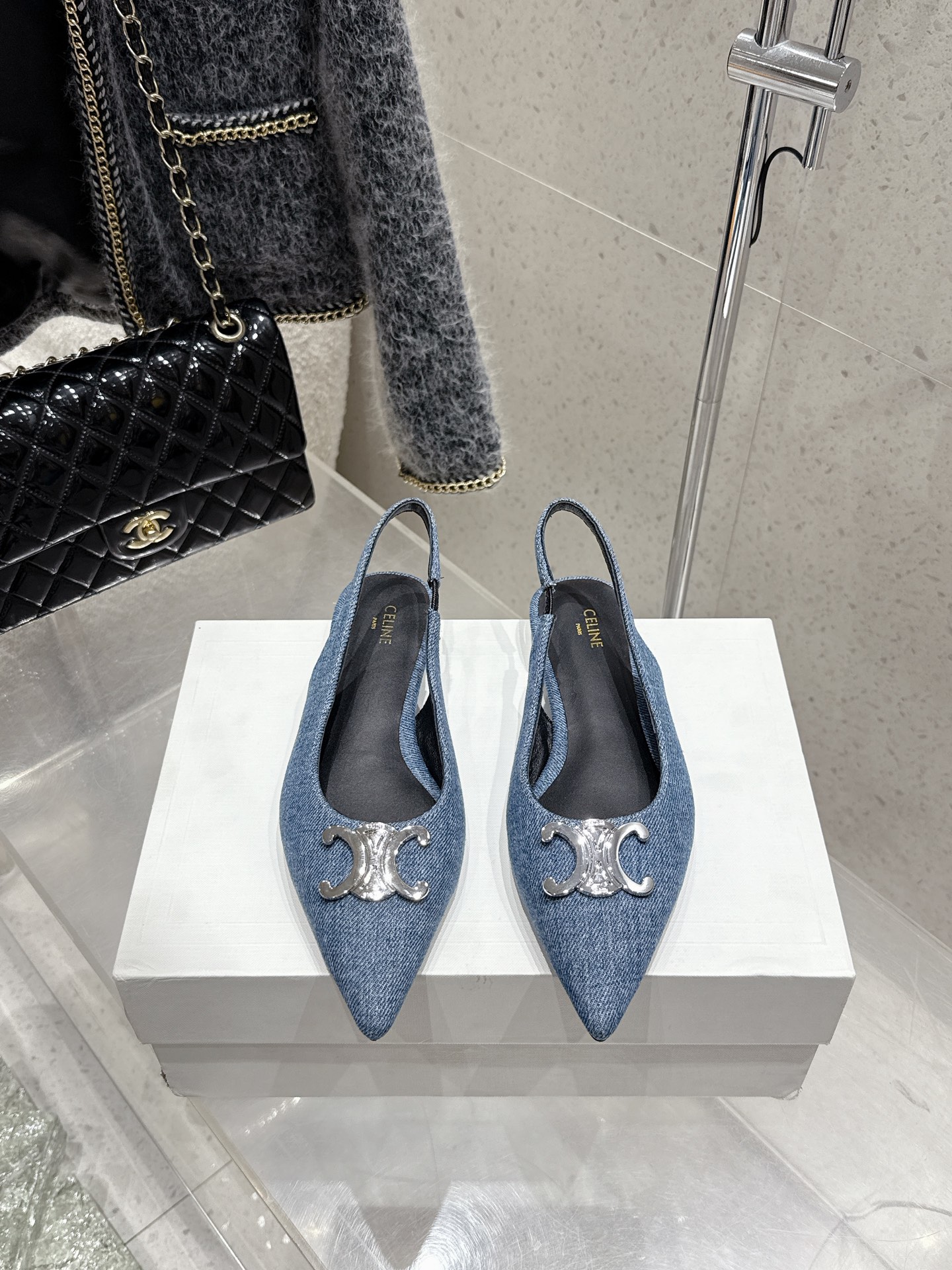 NO:410832,CELINE 25 new color new Arc de Triomphe cat heel pointed toe back empty sandals flat sandals super thin legs look white, whether worn alone or with wide-leg pants, high street and retro, let's make CELIN girls, imported upper denim fabric inner lining sheepskin lining original leather outsole Size#35-39 (40 custom made no return or exchange), high heels sandals, celine, celine, sandals, high heels, sheepskin, Leather soles19860909CELINE思琳赛琳25新色新款凯旋门猫跟尖头后空凉鞋平底凉鞋 超显腿细显白,无论是单穿还是搭配阔腿裤,高街又复古 一起来做CELIN女孩 鞋面进口牛仔布面料 内里羊皮内里 大底原版真皮大底 Size#35-39（40订做不退换）,高跟鞋凉鞋,celine,celine,sandals,high heels,sheepskin,Leather soles,Women's Shoes