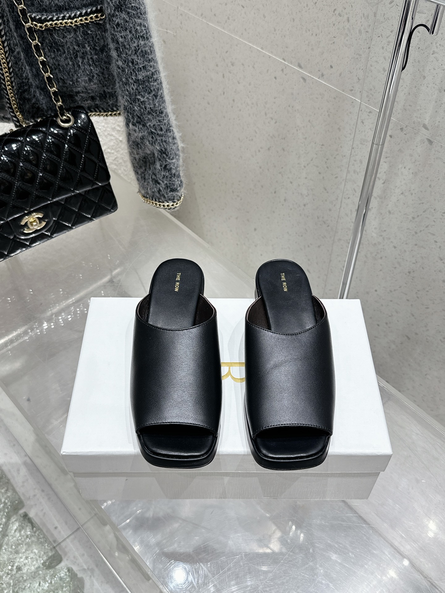 NO:410825,THEROW Niche trendy brand 25ss spring and summer new style, water platform thick sole, fish mouth slippers This style has elegant, tough, handsome, sexy and charming, exposed large area of ​​slender lines extending the foot proportions, visually showing long legs, simple and atmospheric. The French style is full of fashionable feet, which can be interpreted beautifully with a long skirt or a denim!  The upper is made of original imported beaded cowhide, inner foot padded sheepskin, heel height 2.5cm 5.5cm, original custom Italian leather outsole, size 35-40 (40 orders, no return or exchange), slippers, slippers, skirts, cowhide, sheepskin, Leather soles19860909THEROW 小众潮牌 25ss春夏新款 水台厚底 鱼嘴拖鞋 这款设有优雅硬朗帅气且又性感迷人,裸露大面积的纤长的线条延伸脚部比例,视觉显腿长,简约大气 上脚满满的法式时髦,随便搭配长裙或是牛仔都能诠释的很美！ 鞋面采用原版进口开边珠牛皮 内里垫脚羊皮 跟高2.5cm 5.5cm 鞋底原版定制意大利真皮大底 码数35-40（40订不退换）,拖鞋,slippers,skirts,cowhide,sheepskin,Leather soles,Women's Shoes