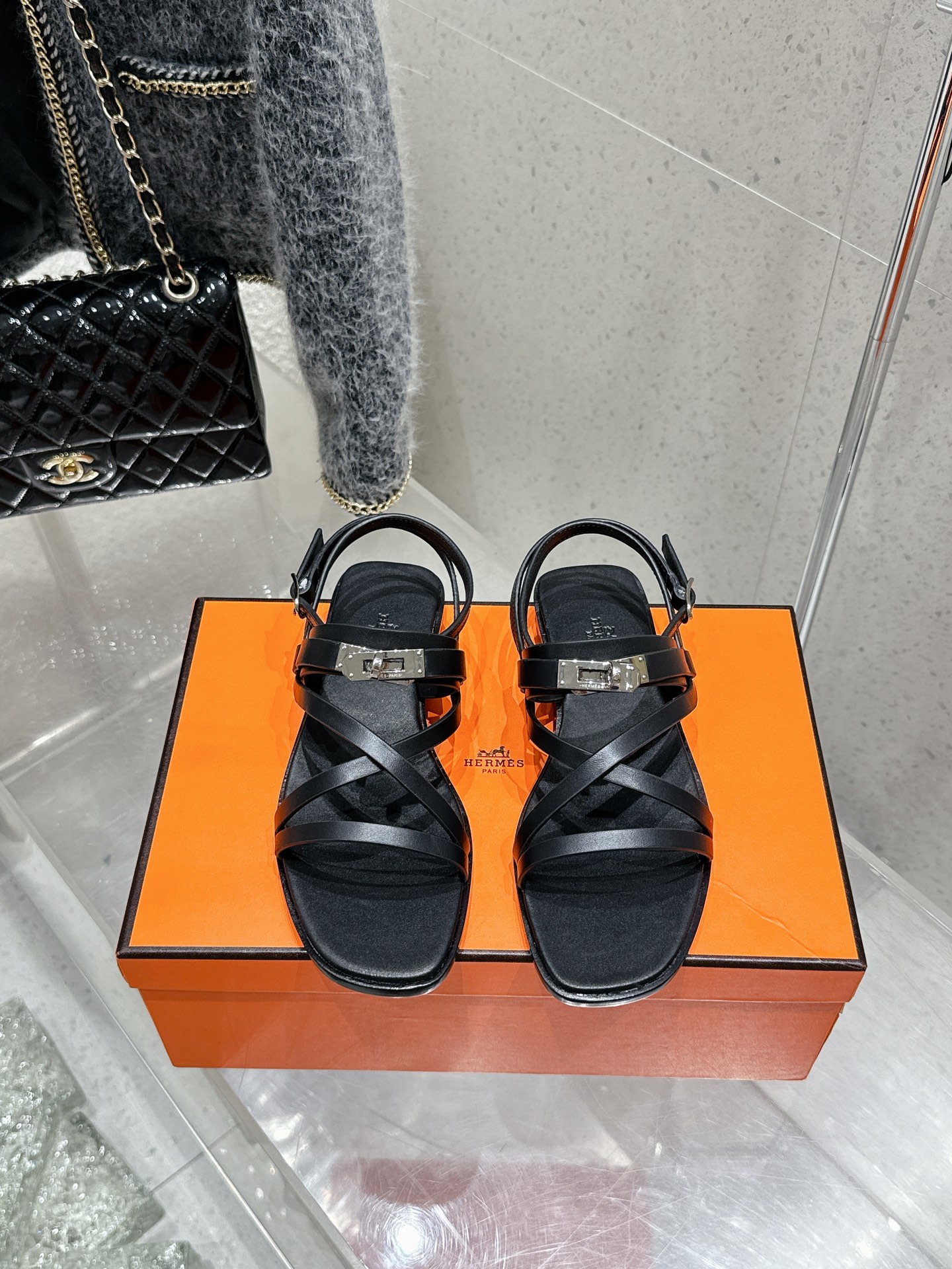 NO:410789,Top version Hermes 25/ June sandal series H-H-Home Kelly buckle thin strap Roman sandals Calfskin sandals, paired with classic palladium-plated Kelly shoe buckles and straps. Create a simple look and can be said to be a good companion for summer. Customized calfskin upper inner cowhide sole double-layer Italian A-grade leather outsole Size#35-40 (40 custom made without return or exchange), sandals, hermes, hermes, sandals, cowhide, Leather soles19860909顶级版本 Hermes 爱马仕25/ June sandal系列 H家Kelly扣细带罗马 凉鞋 小牛皮凉鞋,搭配经典镀钯Kelly鞋扣和袢带.打造简约造型,可谓夏日良伴. 鞋面定制小牛皮 内里牛皮 鞋底双层意大利A级真皮大底 Size#35-40（40定做不退换）,凉鞋,hermes,hermes,sandals,cowhide,Leather soles,Women's Shoes