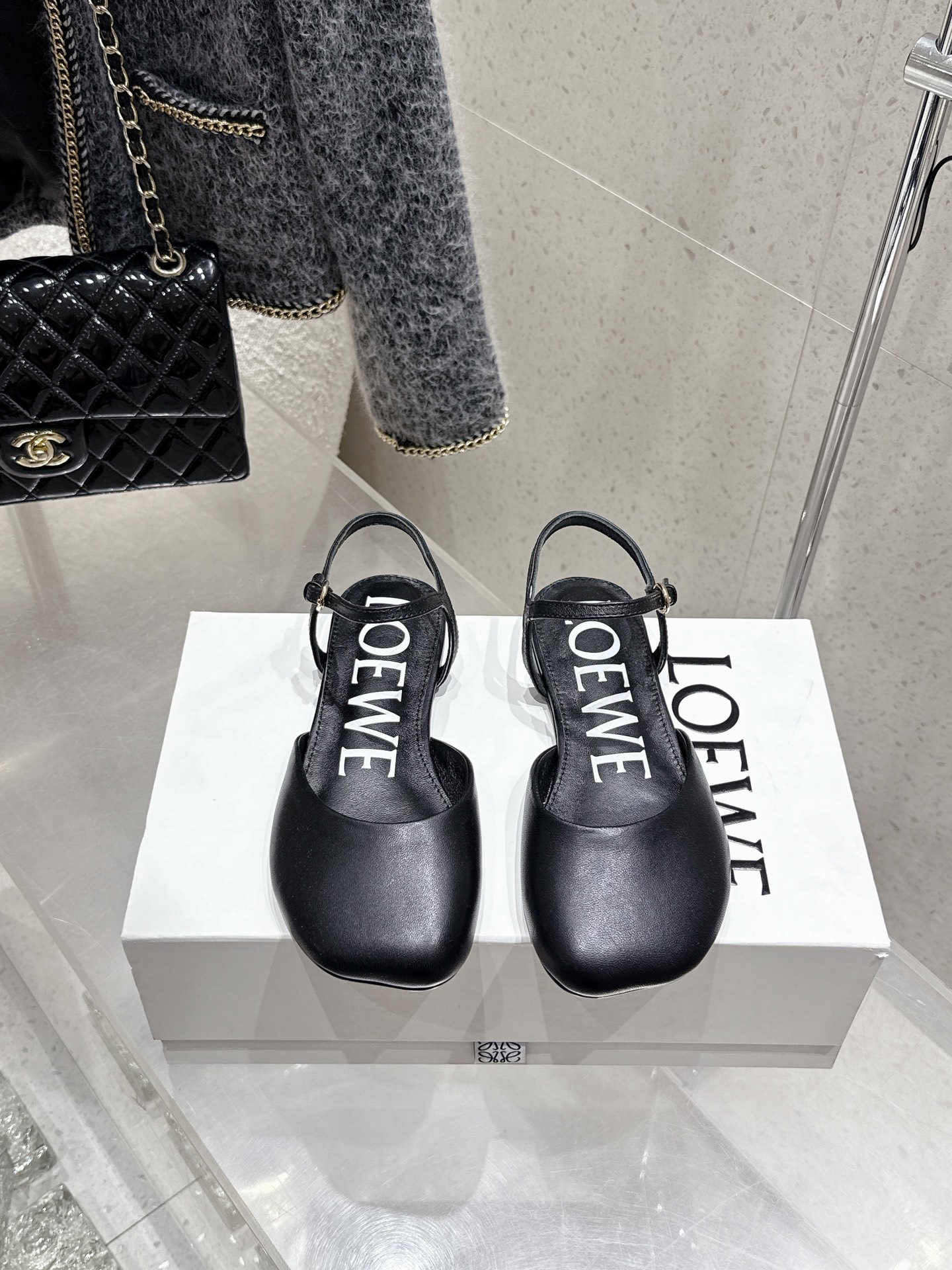 NO:410809,Purchase level Luo Yiwei LOEWE 2025 spring and summer latest fashion sandals. A super popular brand this year. Many celebrity fashion bloggers plant grass. A little fairy who likes this style must buy it!  The upper is made of imported calfskin, the inner mixed-bred sheepskin, the leather is delicate and very comfortable to the feet, simple line design, the toe-toe design, super flavorful Italian leather outsole Size: 35-40 (40 custom-made, non-return and exchange), sandals, loewe, loewe, sandals, cowhide, sheepskin, Leather soles19860909代购级 罗意威LOEWE2025春夏最新款时装凉鞋  今年超火的品牌 好多明星网红时尚博主种草 喜欢这种风格的小仙女必须要入手哦！ 鞋面采用进口小牛皮 内里混种羊皮,皮料细腻上脚非常舒适 简约的线条设计 鞋头大头的设计 超级有味道 意大利真皮大底 Size: 35-40（40定制不退换）,凉鞋,loewe,loewe,sandals,cowhide,sheepskin,Leather soles,Women's Shoes