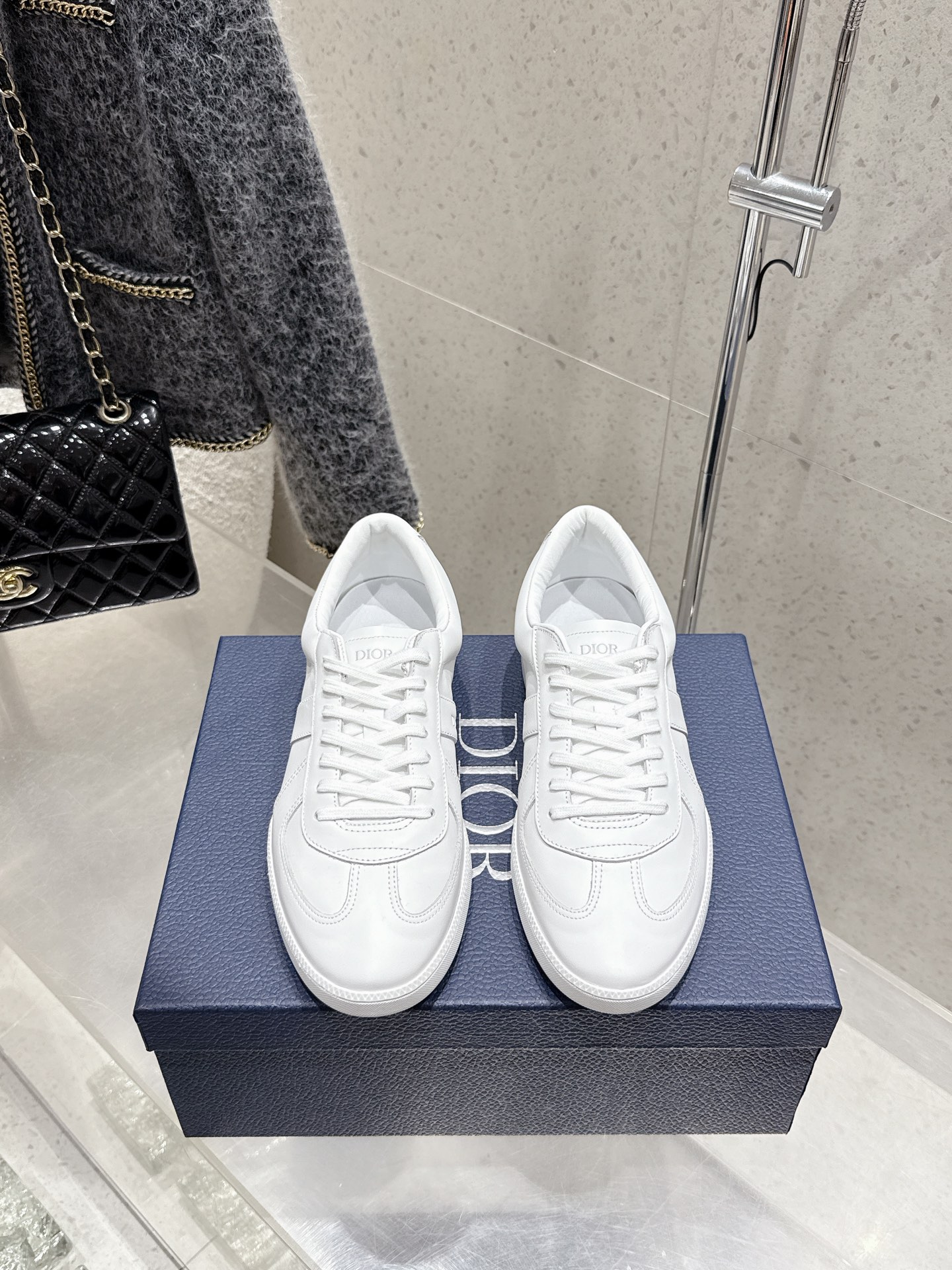 NO:410801,Purchase grade Dior couples C'est 25ss new casual shoes sports shoes shoes white shoes show a striking and fashionable style. Carefully crafted, the upper design style is super fashionable, and the details also add a touch of elegant temperament. Light two-color soles are extremely comfortable and show the charm of sports style. They can add fashionable temperament to various casual styles. The tongue and sole are decorated with the Christian Paris logo, Niu Jing with cowhide design style Size women 35-40 (40 custom-made non-return and exchange) Men 39-45 (45 custom-made non-return and exchange), casual shoes/sports, dior, dior, sneakers, cowhide19860909代购级 迪奥Dior 情侣款C ' est 25ss 新款休闲鞋运动鞋板鞋小白鞋 彰显醒目而时尚的风范.精心制作,鞋面设计风格搭配超级时尚,细节也增添一丝优雅气质. 轻盈的双色 鞋底舒适非凡,彰显运动风格的魅力.可为各式休闲造型增添时尚气质. 鞋舌和鞋底饰以 Christian Paris 标志,牛京搭配牛皮设计风格 Size女35-40（40定做不退换） 男39-45（45定做不退换）,休闲鞋/运动鞋,dior,dior,sneakers,cowhide,Women's Shoes