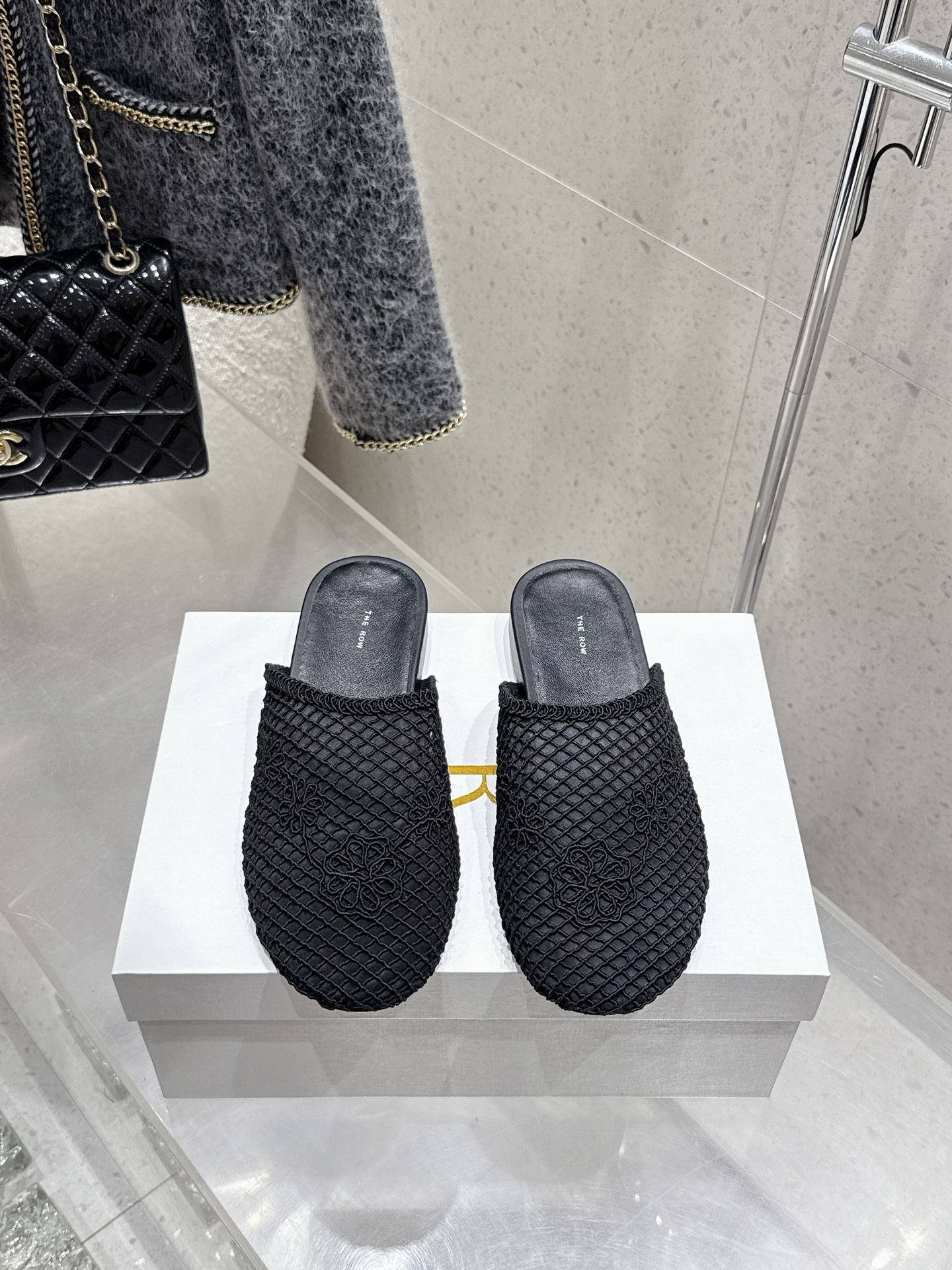 NO:410795,Purchase version THEROW New mesh face semi-drag. The first time I saw this shoe was inconspicuous, it was very simple without too much decoration. Imported mesh fabric imported sheepskin inside original Italian leather sole Size35-40 (40 41 custom made without return or exchange), semi-drag, sheepskin, Leather soles19860909代购版 THEROW 新款网纱面半拖 第一眼看到这个鞋子感觉不起眼,没有过多的装饰很简单 面料进口网纱 内里进口羊皮 原版意大利真皮大底 Size35-40（40 41订做不退换）,半拖,sheepskin,Leather soles,Women's Shoes