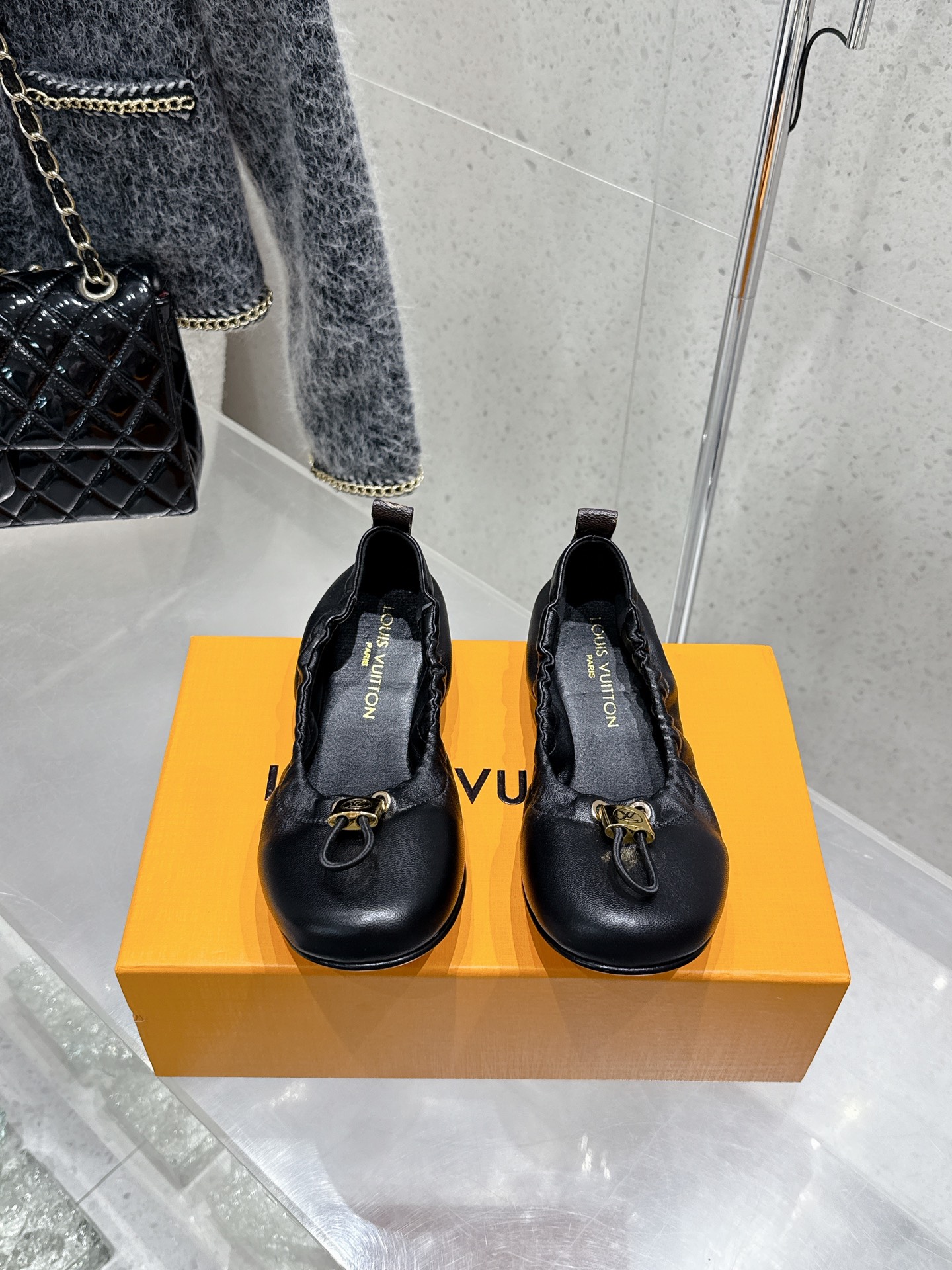 NO:410783,Top version louis vuitton LV 2025 spring and summer lock egg roll shoes ballet shoes flat shoes simple and exquisite, full of high-end feel, showing elegant temperament ~ It looks so beautiful on the feet, full of summer shoes, cowhide upper lining: sheepskin lining outsole: Italian imported leather outsole Size #35-41 (40 41 custom made without return), ballet shoes, louis vuitton, louis vuitton, cowhide, sheepskin, Leather soles19860909顶级版本 louis vuitton LV 2025春夏 锁扣 蛋卷鞋 芭蕾舞鞋 平底单鞋 简约精致,高级感满满,尽显优雅气质～ 上脚超好看,拉满了夏日美鞋绝绝子啊 鞋面牛皮 内里: 羊皮内里 大底: 意大利进口真皮大底 Size #35-41（40 41订做不退换）,芭蕾舞鞋,louis vuitton,louis vuitton,cowhide,sheepskin,Leather soles,Women's Shoes