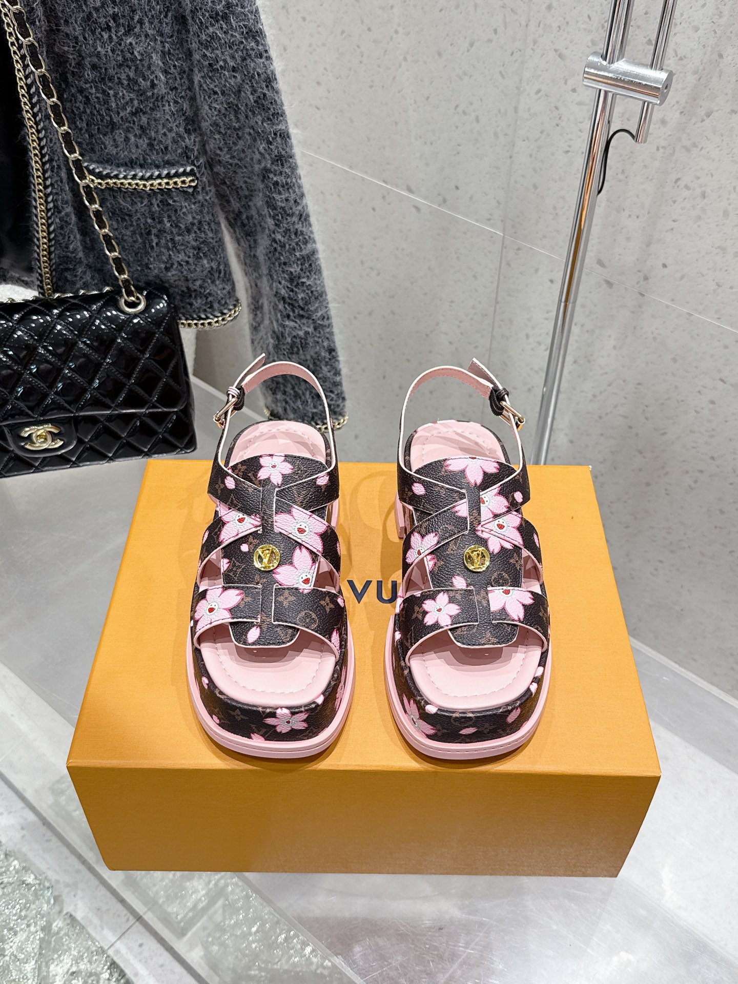 NO:421239,Top version of leather, denim embroidered model 350 LouisVuitton LV 2025/summer limited cherry style flat sandals Latest summer limited cherry style series Use color and large-area base color of the upper as a comparison to create a cherry color element style, creating another classic style!  Super beautiful!  Unspeakable fashion!  Daily versatility is no problem, and it has the significance of changes and development of the times!  Super easy to wear, full of summer atmosphere!  Original custom fabric, inner sheepskin, outsole, imported from Italy, genuine leather outsole, Size#35-41 (40.41 custom made, no return or exchange), sandals, louis vuitton, louis vuitton, sandals, sheepskin, Leather soles19860909顶级版本皮面 牛仔布刺绣款350 LouisVuitton LV 2025/夏季限定 樱桃风 平底 凉鞋 最新夏季限定 樱桃风系列 采用彩色以及鞋面的大面积底色作为对比,创造出樱桃彩色元素风格,成就了又一个经典款！上脚超级美腻！说不出来的时尚！日常百搭不在话下,而且很有时代的变迁发展的意义！超级好穿,上脚满满的夏日氛围！ 材质原版定制面料 内里羊皮里 大底意大利进口真皮大底 Size#35-41（40.41定制不退换),凉鞋,louis vuitton,louis vuitton,sandals,sheepskin,Leather soles,Women's Shoes