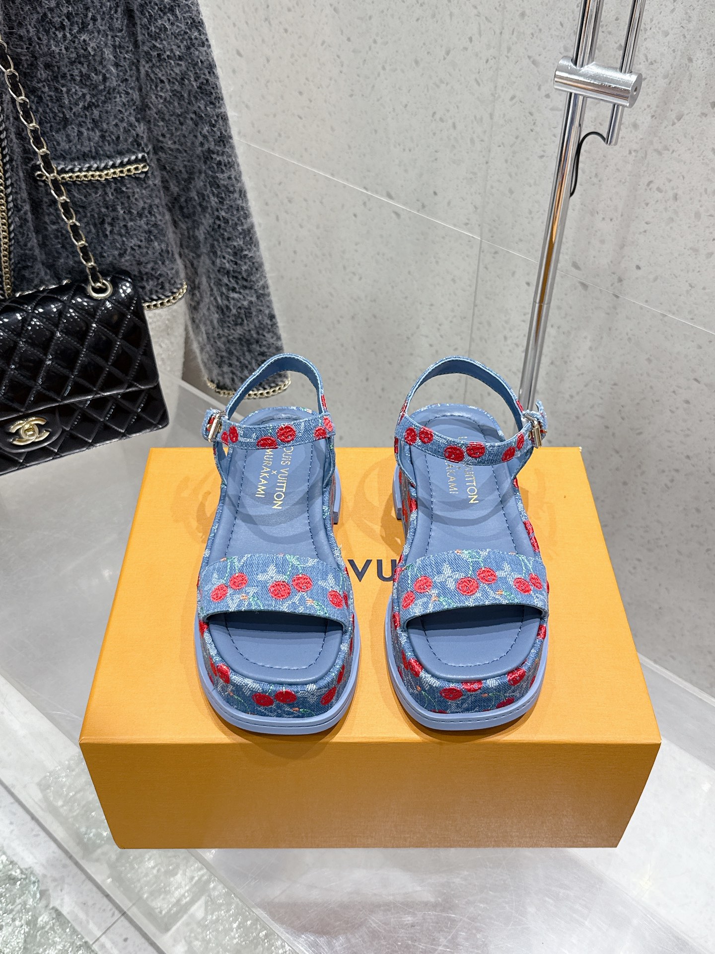 NO:421215,Top version of leather 330 denim embroidered style LouisVuitton LV 2025/summer limited cherry style flat sandals Latest summer limited cherry style series Use color and large-area base color of the upper as a comparison to create a cherry color element style, creating another classic style!  Super beautiful!  Unspeakable fashion!  Daily versatility is no problem, and it has the significance of changes and development of the times!  Super easy to wear, full of summer atmosphere!  Original custom fabric, inner sheepskin, outsole, imported from Italy, genuine leather outsole, Size#35-41 (40.41 custom made, no return or exchange), sandals, louis vuitton, louis vuitton, sandals, sheepskin, Leather soles19860909顶级版本皮面330 牛仔布刺绣款 LouisVuitton LV 2025/夏季限定 樱桃风 平底 凉鞋 最新夏季限定 樱桃风系列 采用彩色以及鞋面的大面积底色作为对比,创造出樱桃彩色元素风格,成就了又一个经典款！上脚超级美腻！说不出来的时尚！日常百搭不在话下,而且很有时代的变迁发展的意义！超级好穿,上脚满满的夏日氛围！ 材质原版定制面料 内里羊皮里 大底意大利进口真皮大底 Size#35-41（40.41定制不退换),凉鞋,louis vuitton,louis vuitton,sandals,sheepskin,Leather soles,Women's Shoes