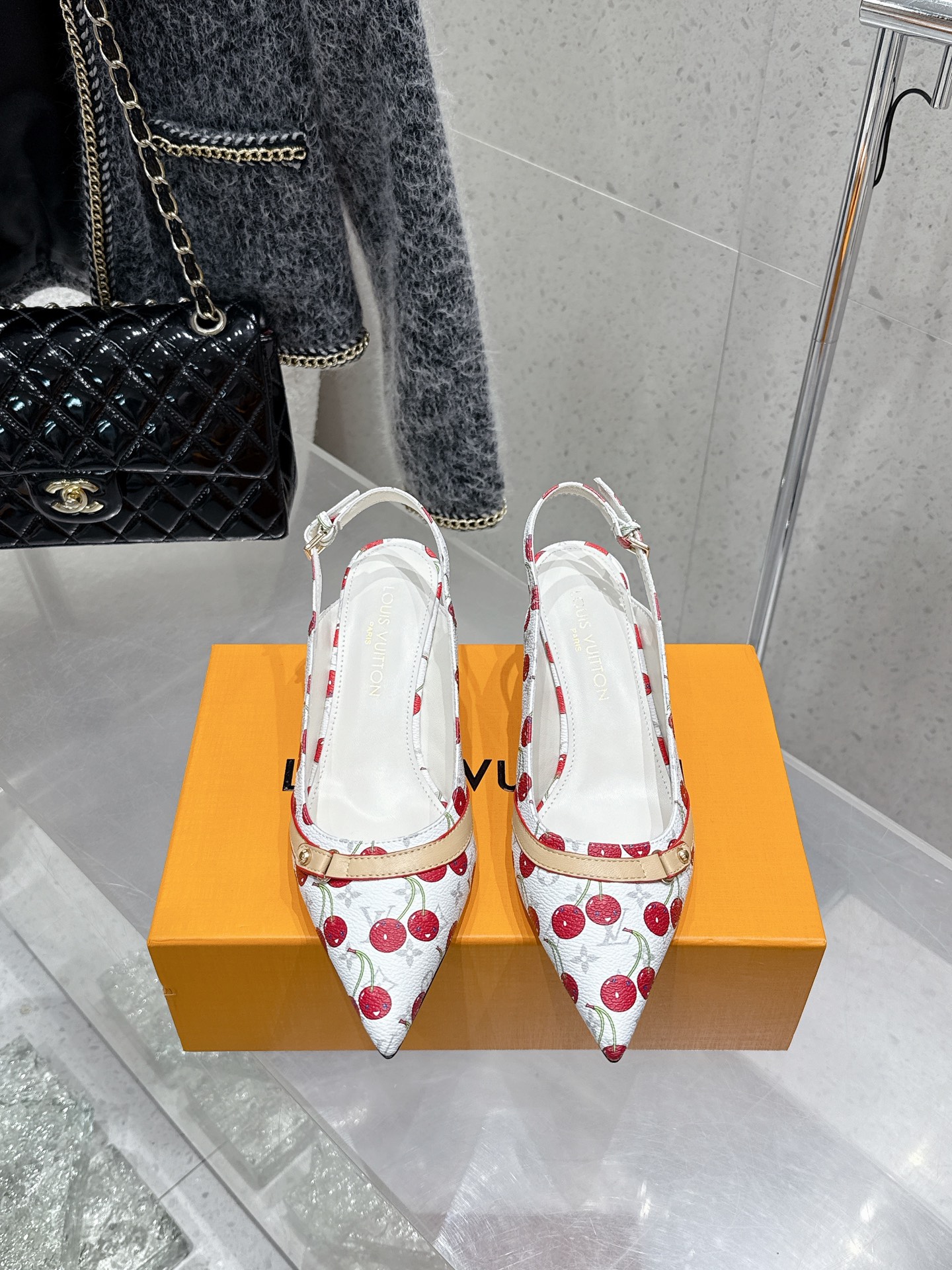 NO:410778,Top version LouisVuitton LV 2025/Summer limited Cherry style, slim heels, sandals, bow-tight slippers, LV Latest summer limited Cherry style series Use colors and large-area base colors of the upper as a comparison to create a cherry color element style, creating another classic style!  Super beautiful!  Unspeakable fashion!  Daily versatility is no problem, and it has the significance of changes and development of the times!  Super easy to wear, full of summer atmosphere!  Material original custom fabric inner sheepskin outsole imported from Italy Size#35-41 (40.41 custom made without return or exchange), high heels sandals, louis vuitton, louis vuitton, sandals, high heels, slippers, sheepskin, Leather soles19860909顶级版 LouisVuitton LV 2025/夏季限定 樱桃风 细跟 凉鞋 蝴蝶结矮跟拖鞋 LV 最新夏季限定 樱桃风系列 采用彩色以及鞋面的大面积底色作为对比,创造出樱桃彩色元素风格,成就了又一个经典款！上脚超级美腻！说不出来的时尚！日常百搭不在话下,而且很有时代的变迁发展的意义！超级好穿,上脚满满的夏日氛围！ 材质原版定制面料 内里羊皮里 大底意大利进口真皮大底 Size#35-41（40.41定制不退换),高跟鞋凉鞋,louis vuitton,louis vuitton,sandals,high heels,slippers,sheepskin,Leather soles,Women's Shoes