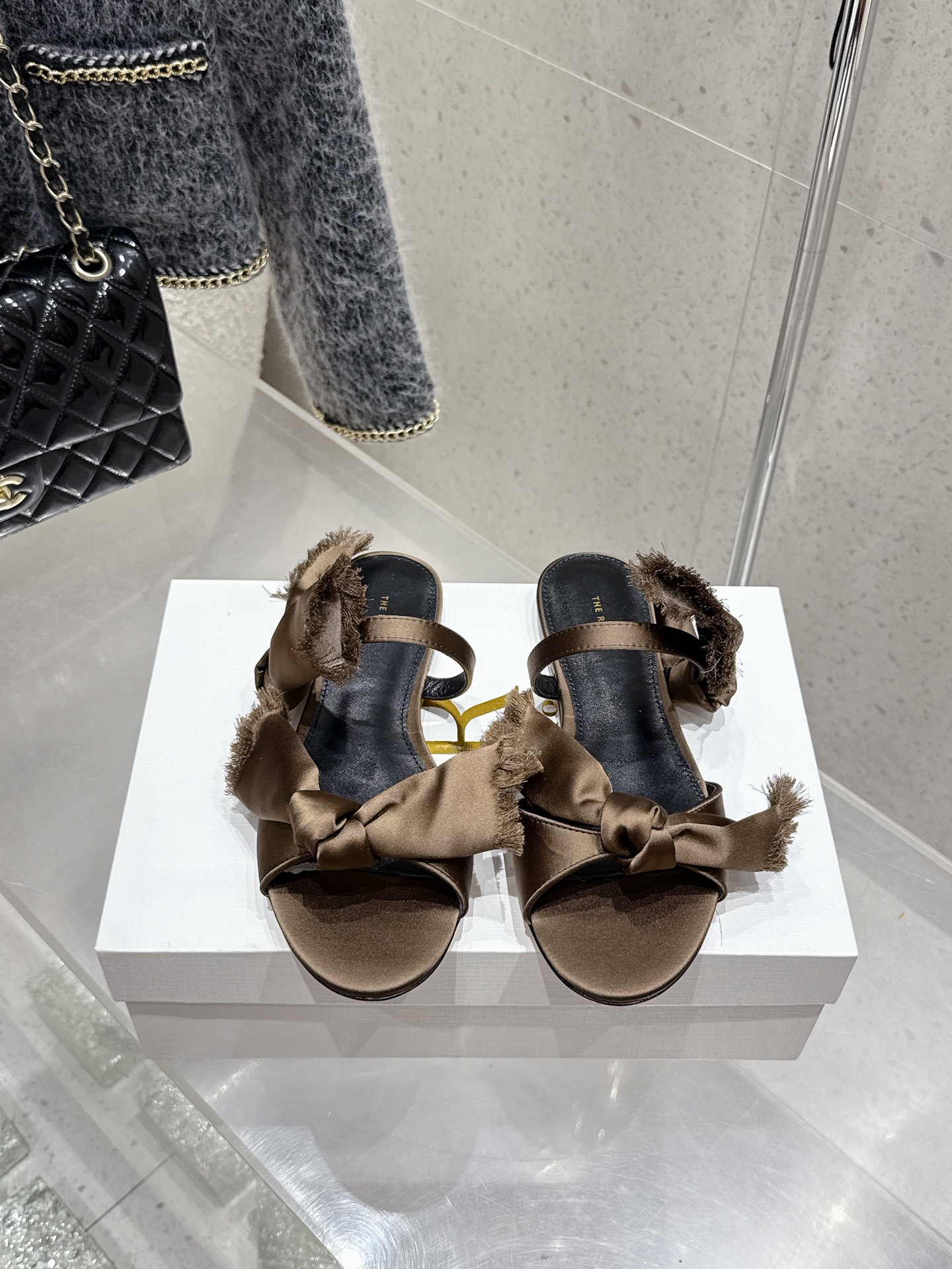 NO:410774,THEROW 2025 new woven bow slippers French elegant and elegant online, high-end and fashionable, salty or sweet, literary and elegant!  Whether it is summer with short skirts and shorts and casual pants, it is a perfect sense of high quality. It is not tiring to wear gold heels. It is easy to wear and looks good. Fengmo’s global classic works, soft and delicate sheepskin footbeds are very textured. Simple and high-end upper imported silk cloth, imported leather sole, size 35-40 (40 customization, no return or exchange), high heels, slippers, skirts, shorts, sheepskin, real silk, gold, Leather soles19860909THEROW 2025新款编织蝴蝶结拖鞋 法式优雅气质在线、高级又时髦,可盐可甜,文艺又气质！无论是夏天配短裙配短裤休闲裤,都是妥妥的高级感,黄金跟高穿着不累 好穿又好看,风魔全球经典著作,柔软细腻羊皮垫脚非常的有质感.简约高级 鞋面进口真丝布 大底进口真皮大底 码数35-40（40定制不退换）,高跟鞋拖鞋,high heels,slippers,skirts,shorts,sheepskin,real silk,gold,Leather soles,Women's Shoes