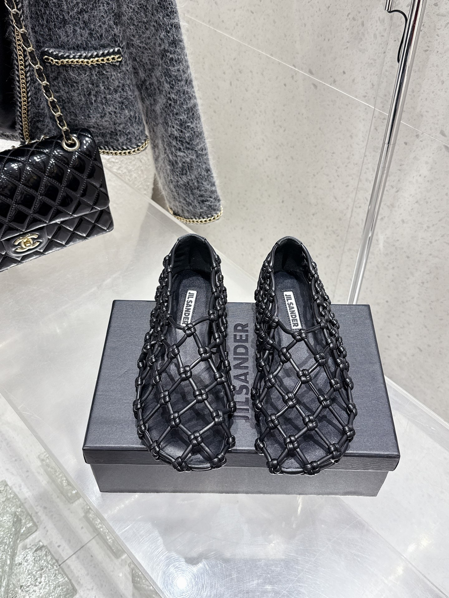 NO:410765,JilSander 25s spring and summer new style fishnet woven hollow single shoes have a very novel design, which makes people shine!  The summer atmosphere is full of rendering!  The upper is woven from super soft and tough cowhide, and uses the technique of hollowed-in net and fish net, which feels very suitable for traveling by the beach!  Simple and fashionable style combinations are excellent!  !  Material cowhide sheep, large sole genuine leather injection molded sole size 35-39 (40 custom made without return or exchange), sandals, jil sander, sandals, cowhide19860909JilSander 吉尔桑德25s春夏新款 渔网编织镂空单鞋非常新颖的设计,让人眼前一亮！夏日氛围感渲染十足！鞋面采用超级软且坚韧的牛皮编织而成,采用镂空织网鱼网的技法,感觉非常适合去海边游玩穿！简约时髦风格搭配都是绝佳！！ 材质牛皮羊里 大底真皮注塑鞋底 码数35-39（40定制不退换）,凉鞋,jil sander,sandals,cowhide,Women's Shoes