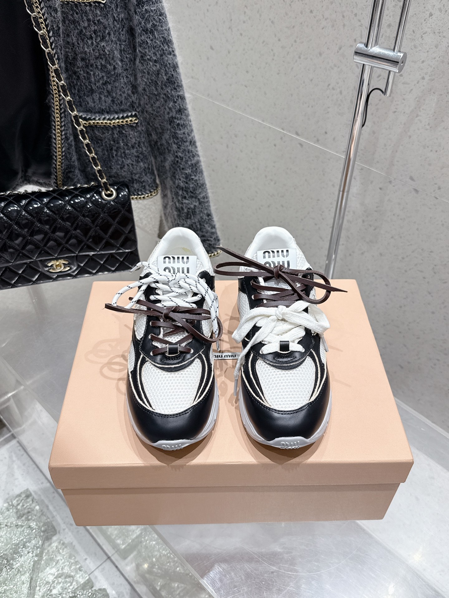 NO:410741,Purchase version MiuMiu 25ss Spring and summer new style Cookie shoes Forrest Gump shoes Casual sneakers Miumiu latest hits Avant-garde and bold design, Miu Miu style is integrated with the simple lines of this thick-soled canvas sneaker, the chic logo is decorated on the tongue and back of the shoe, embellished with retro design, adding iconic elements!  Thick sole design defines avant-garde modern style. Original custom mesh cowhide. Original imported sheepskin. Original open molded anti-slip rubber outsole. Size#35-40 (40 customization, no return or exchange), casual shoes/sports shoes, miumiu, sneakers, cowhide, sheepskin19860909代购版 MiuMiu 缪缪 25ss 春夏新款 饼干鞋阿甘鞋休闲运动鞋 miumiu最新爆款 前卫大胆的设计,Miu Miu风格融于此款厚底帆布运动鞋的简约线条, 别致徽标饰于鞋舌与背面,点缀复古设计,平添标志性元素！厚底设计定义前卫的现代风格 面料原版定制网布牛皮 内里原版进口羊皮 鞋底原版开模防滑橡胶大底 Size#35-40（40定制不退换）,休闲鞋/运动鞋,miumiu,sneakers,cowhide,sheepskin,Women's Shoes