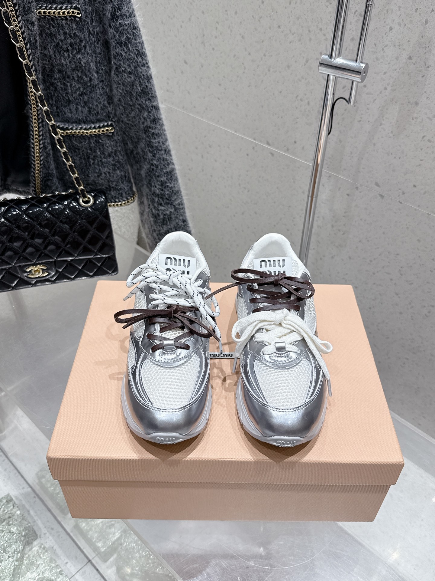 NO:410749,Purchase version 310 MiuMiu 25ss Spring and summer new style Cookie shoes Forrest Gump shoes Casual sneakers Miumiu latest hit Avant-garde and bold design, Miu Miu style is integrated with the simple lines of this thick-soled canvas sneaker, the chic logo is decorated on the tongue and back of the shoe, embellished with retro design, adding iconic elements!  Thick sole design defines avant-garde modern style. Original custom mesh cowhide. Original imported sheepskin. Original open molded anti-slip rubber outsole. Size#35-40 (40 customization, no return or exchange), casual shoes/sports shoes, miumiu, sneakers, cowhide, sheepskin19860909代购版310 MiuMiu 缪缪 25ss 春夏新款 饼干鞋阿甘鞋休闲运动鞋 miumiu最新爆款 前卫大胆的设计,Miu Miu风格融于此款厚底帆布运动鞋的简约线条, 别致徽标饰于鞋舌与背面,点缀复古设计,平添标志性元素！厚底设计定义前卫的现代风格 面料原版定制网布牛皮 内里原版进口羊皮 鞋底原版开模防滑橡胶大底 Size#35-40（40定制不退换）,休闲鞋/运动鞋,miumiu,sneakers,cowhide,sheepskin,Women's Shoes