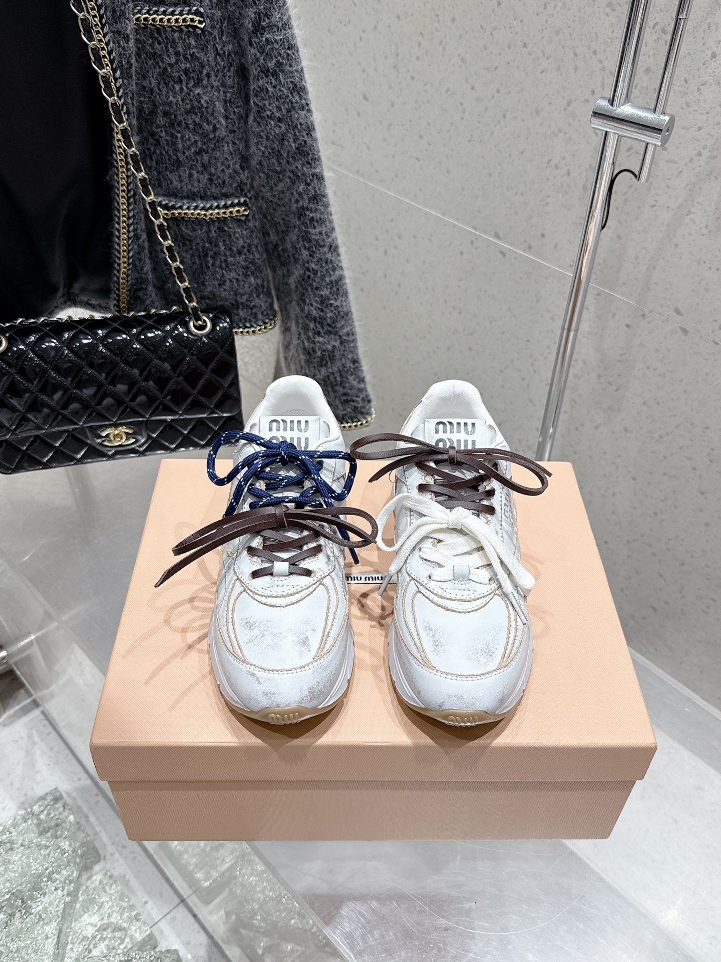 NO:410756,Purchase version MiuMiu 25ss Spring and summer new style Cookie shoes Forrest Gump shoes Casual sneakers Miumiu latest hits Avant-garde and bold design, Miu Miu style is integrated with the simple lines of this thick-soled canvas sneaker, the chic logo is decorated on the tongue and back of the shoe, embellished with retro design, adding iconic elements!  Thick sole design defines avant-garde modern style. Original custom mesh cowhide. Original imported sheepskin. Original open molded anti-slip rubber outsole. Size#35-40 (40 customization, no return or exchange), casual shoes/sports shoes, miumiu, sneakers, cowhide, sheepskin19860909代购版 MiuMiu 缪缪 25ss 春夏新款 饼干鞋阿甘鞋休闲运动鞋 miumiu最新爆款 前卫大胆的设计,Miu Miu风格融于此款厚底帆布运动鞋的简约线条, 别致徽标饰于鞋舌与背面,点缀复古设计,平添标志性元素！厚底设计定义前卫的现代风格 面料原版定制网布牛皮 内里原版进口羊皮 鞋底原版开模防滑橡胶大底 Size#35-40（40定制不退换）,休闲鞋/运动鞋,miumiu,sneakers,cowhide,sheepskin,Women's Shoes