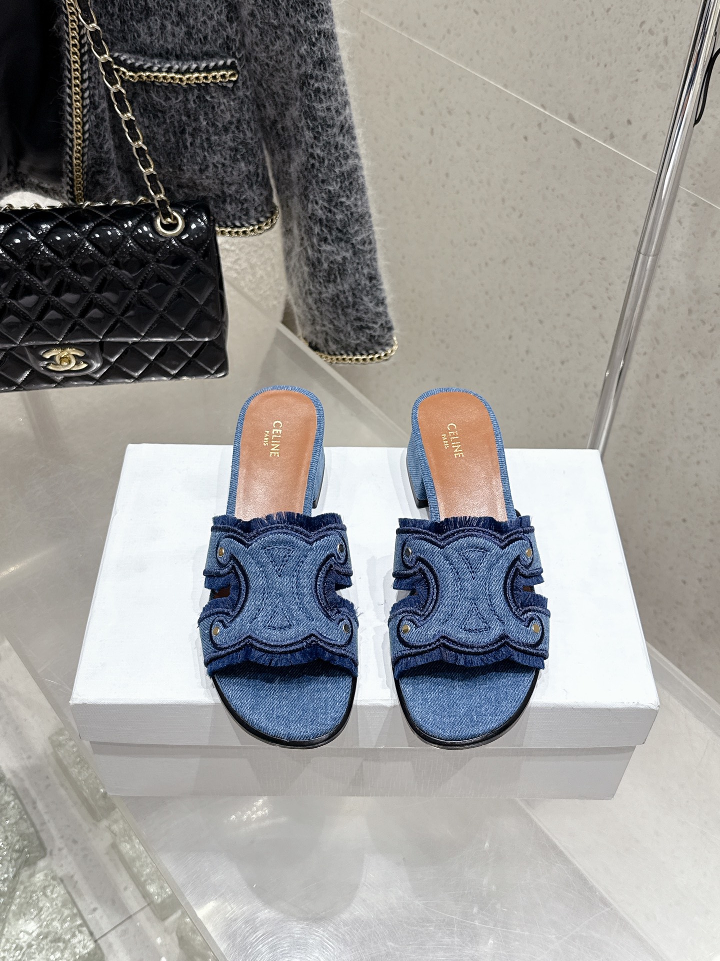 NO:410732,CELINE 2025ss Spring and summer new slippers Arc de Triomphe British style flat-sole micro-label slippers Simple, elegant and fashionable, unsightly and timeless. It is the classic of the fashion circle that never fades away. The retro British style allows you to wear a different temperament. Original denim fabric, cowhide, original leather sole, Size35-41 (40 41 42 customized, non-return and exchange), slippers, celine, celine, slippers, cowhide19860909CELINE 赛琳 2025ss 春夏新款拖鞋 凯旋门英伦风平底微标拖鞋 简约大气时髦 耐看不过时 是时尚圈永不退潮的经典所在,复古的英伦风格,让你穿出不一样的气质 面料原版牛仔布 牛皮内里原版真皮鞋底 Size35-41（40 41 42订做不退换）,拖鞋,celine,celine,slippers,cowhide,Women's Shoes