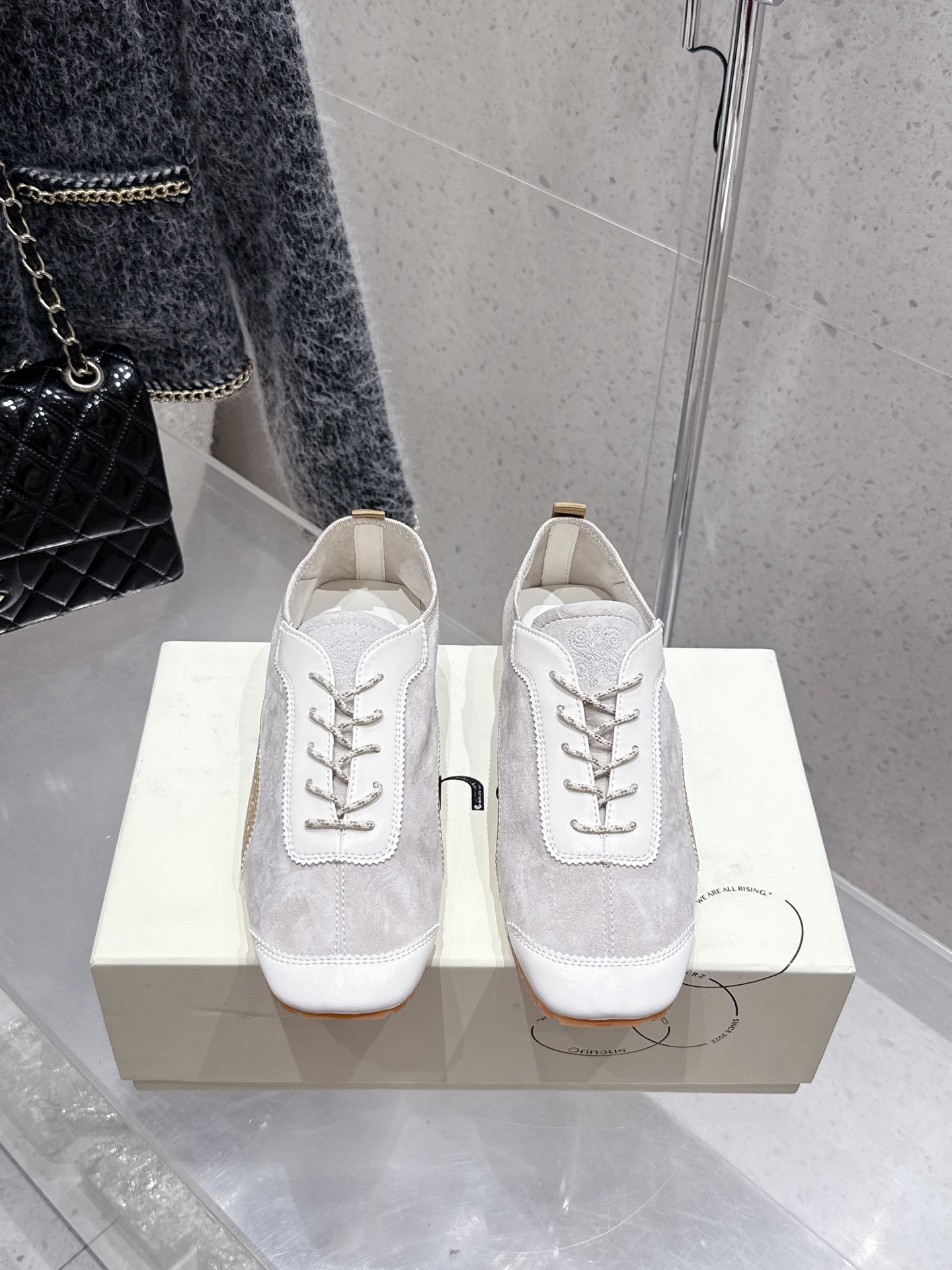 NO:410724,Purchase grade Orinous 25ss New early spring style beautiful square toe lace-up German shoes casual shoes long-lost minimalist beauty in the fashion industry Classic fashion color scheme effortless elegance coming fashionable exquisite beauty Opening beads wear fashionable temperament simple new daily slippers beautiful high-end slippers This style is super good on the feet and can lengthen the legs. Original imported cowhide/imported suede inner lining sheepskin inner lining original open-mouth rubber outsole Size#35-39, casual shoes/sports shoes, sneakers, slippers, cowhide, sheepskin, chamois leather19860909代购级 Orinous 25ss 早春新款绝美 方头系带 德训鞋 休闲鞋时尚界久违的极简之美 经典时尚配色 毫不费力的优雅风来袭 时髦 精致 绝美 开边珠外穿时尚气质简约新款日常拖鞋美出高级感拖鞋这款上脚超好而且可以拉长腿型. 面料原版进口牛皮/进口麂皮 内里羊皮内里 大底原版开模橡胶大底 Size#35-39,休闲鞋/运动鞋,sneakers,slippers,cowhide,sheepskin,chamois leather,Women's Shoes