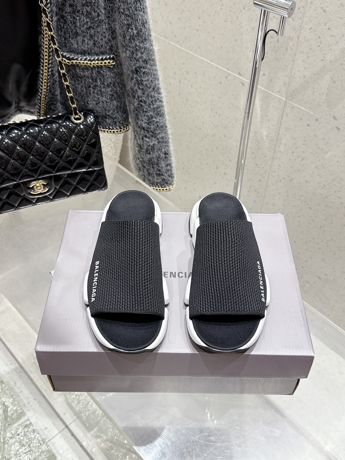 NO:410715,Purchase grade BALENCIAGA Balenciaga Slippers Upgraded version launches Speed ​​2.0 version new socks slippers Original product, not a general version. The socks of the 2.0 version can completely wrap the instep and ankle. The upper is the original fly-woven integrated molding technology and seamless. The sole is changed to 5 midsoles to form a rebound and feel, and it is absolutely not necessary to use ordinary rubber soles on the market. The sole is embossed on the sole. It looks good when you match it. It also shows that the legs are long. Size35-45 (46 customized, no return or exchange), slippers, balenciaga, balenciaga, slippers, socks19860909代购级 BALENCIAGA巴黎世家拖鞋 升级版推出Speed 2.0 版本全新袜子鞋拖鞋 原厂货 绝非通版 2.0版的袜子部分可以把脚背和脚踝完全包裹起来, 鞋面是原版飞织一体成型技术、无缝,鞋底改为 5 块中底组成回弹与较感都特别好,绝对不用市场普通橡胶鞋底 鞋底的浮雕 怎么搭怎么好看 而且特显腿长. Size35-45（46定做不退换）,拖鞋,balenciaga,balenciaga,slippers,socks,Women's Shoes