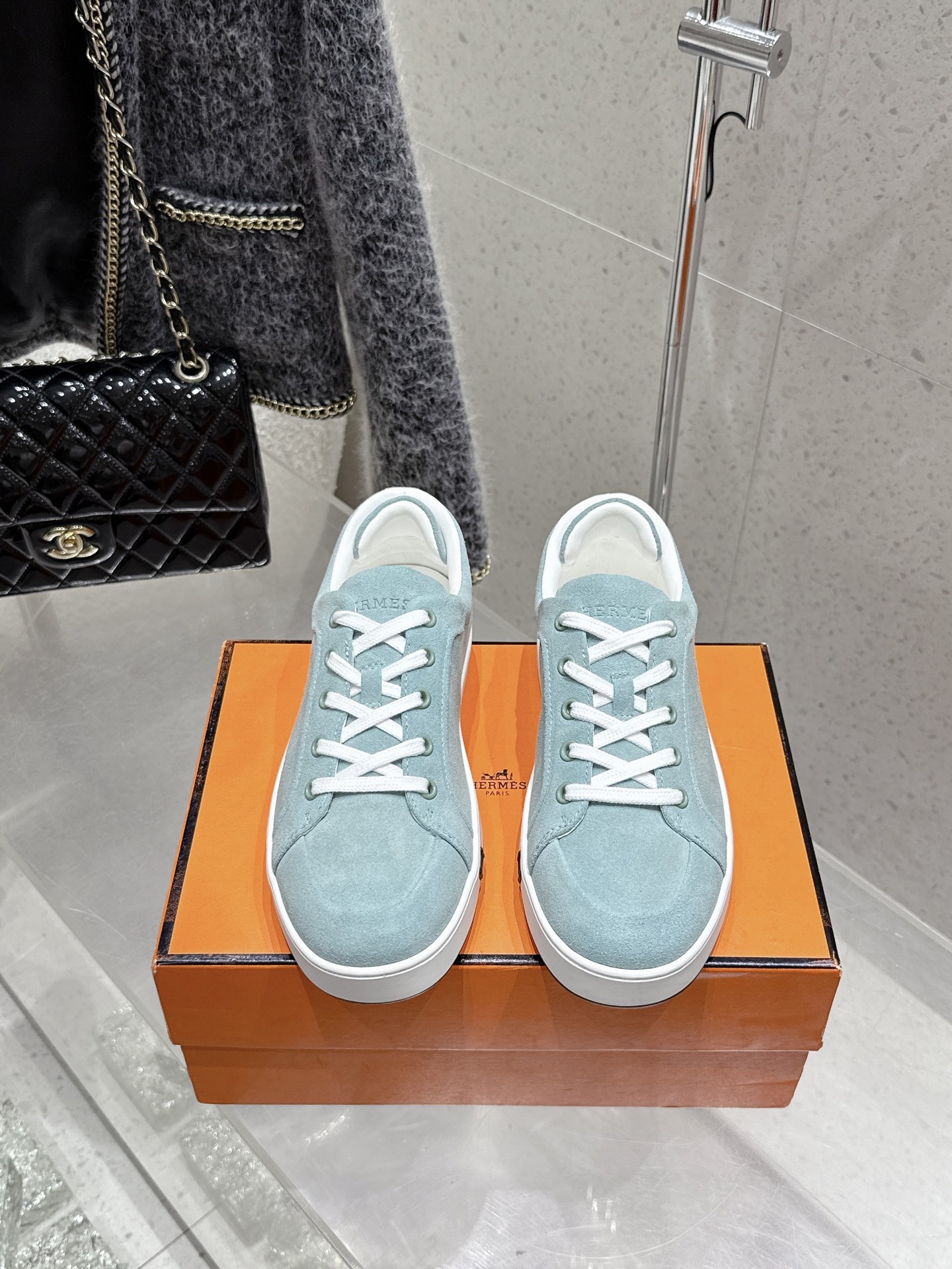 NO:410697,320 Men's Size 10 HERMES 25 Spring and Summer New Couple Casual Shoes Sports Shoes Hot Couple Style, H Home Packaging Shoes First Choice Shoes!  It is a classic Hermes model and it will be released in many colors every season. It is definitely one of the most worth buying gifts. I have met a male and female goddess! Don’t miss it!  !  He is super light and comfortable. He is not tired after walking for a long time and is not expensive. There is also a small circle for assisting shoes to wear. The upper is high mercerized beef tendon leather/cowhide; sheepskin endothelium. Size 35-44 (45 46 customized and non-returnable), casual shoes/sports shoes, hermes, hermes, sneakers, cowhide, sheepskin.19860909320 男码10 HERMES 25春夏新款情侣款休闲鞋 运动鞋 大热情侣款,H家配货首选鞋履！ 是爱马仕经典款 每一季都会出很多颜色 绝对是最值得买的配货之一 有遇到的男神女神!真的不要错过！！ 他超轻、超舒适 走久不累、价格不贵 后面还有个辅助穿鞋的小圈 鞋面高丝光牛筋皮/牛皮；羊皮内皮 码数35-44（45 46定做不退换）,休闲鞋/运动鞋,hermes,hermes,sneakers,cowhide,sheepskin,Women's Shoes