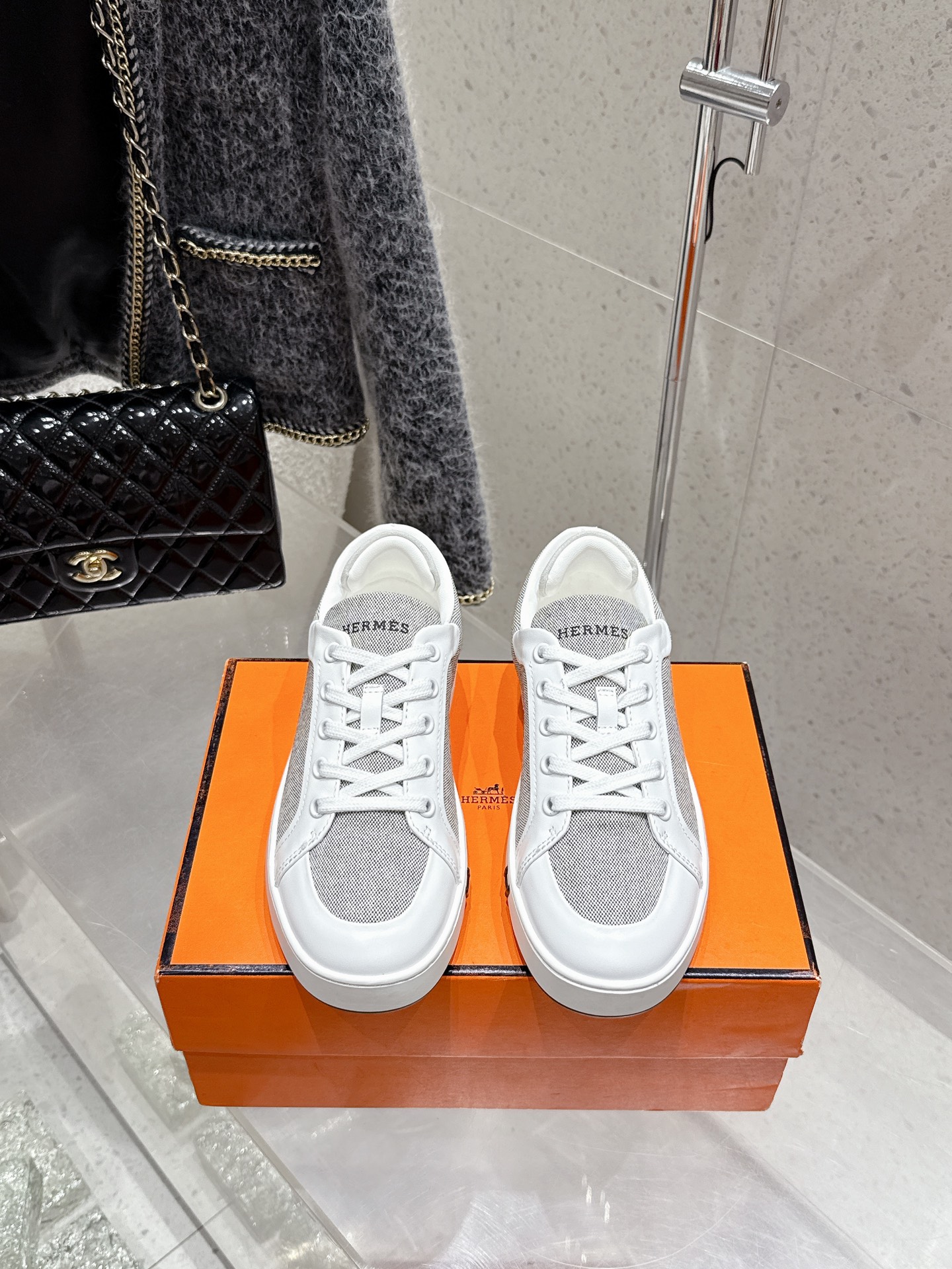 NO:410706,Men's Size 10 HERMES 25 Spring and Summer New Couple Casual Shoes Sports Shoes Hot Couple Style, H Home Preferred Shoes!  It is a classic Hermes model and it will be released in many colors every season. It is definitely one of the most worth buying gifts. I have met a male and female goddess! Don’t miss it!  !  He is super light and comfortable. He is not tired after walking for a long time and is not expensive. There is also a small circle for assisting shoes to wear. The upper is high mercerized beef tendon leather/cowhide; sheepskin endothelium. Size 35-44 (45 46 customized and non-returnable), casual shoes/sports shoes, hermes, hermes, sneakers, cowhide, sheepskin.19860909男码10 HERMES 25春夏新款情侣款休闲鞋 运动鞋 大热情侣款,H家配货首选鞋履！ 是爱马仕经典款 每一季都会出很多颜色 绝对是最值得买的配货之一 有遇到的男神女神!真的不要错过！！ 他超轻、超舒适 走久不累、价格不贵 后面还有个辅助穿鞋的小圈 鞋面高丝光牛筋皮/牛皮；羊皮内皮 码数35-44（45 46定做不退换）,休闲鞋/运动鞋,hermes,hermes,sneakers,cowhide,sheepskin,Women's Shoes