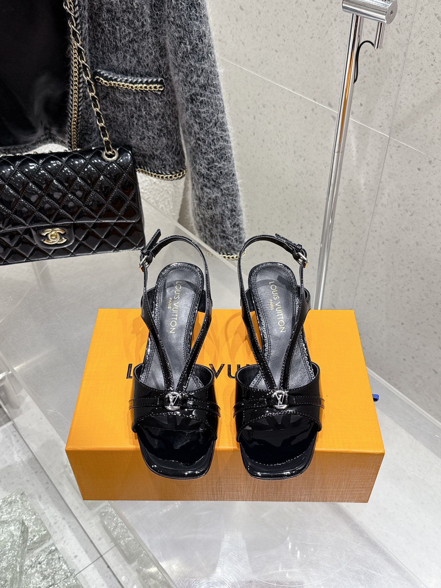 NO:410771,Top version 25ss Spring and Summer New LOUIS VUITTON Lv square head buckle V-shaped sandals with cat heels exposed high heels Lv hardware 'logo' is decorated with embellishments, and the details are particularly high-end!  The sharp styling effect visual feast cannot conceal the elegant temperament of LV. The 4.5cm kitten heel is comfortable and sexy. It is extremely exquisite. The upper is ox patent leather, the inner footbed A-grade sheepskin soft and breathable. Sole imported from Italy. The heel height is 4.5cm. The size is 35-41 (40.41 custom made without return). Sandals, louis vuitton, louis vuitton, sandals, high heels, sheepskin, Leather soles19860909顶级版 25ss春夏新款 LOUIS VUITTON Lv方头搭扣 V型带猫跟凉鞋露跟高跟鞋 Lv五金 “logo”饰以点缀,细节质感特别的高级！犀利的造型效果视觉盛宴难以掩饰lv的优雅气质刚刚好的4.5cm小猫跟,好穿舒适性感精致绝伦～ 鞋面牛漆皮 内里垫脚A级羊皮 柔软透气 鞋底意大利进口真皮大底 跟高4.5cm 码数35-41（40.41定做不退换）,凉鞋,louis vuitton,louis vuitton,sandals,high heels,sheepskin,Leather soles,Women's Shoes