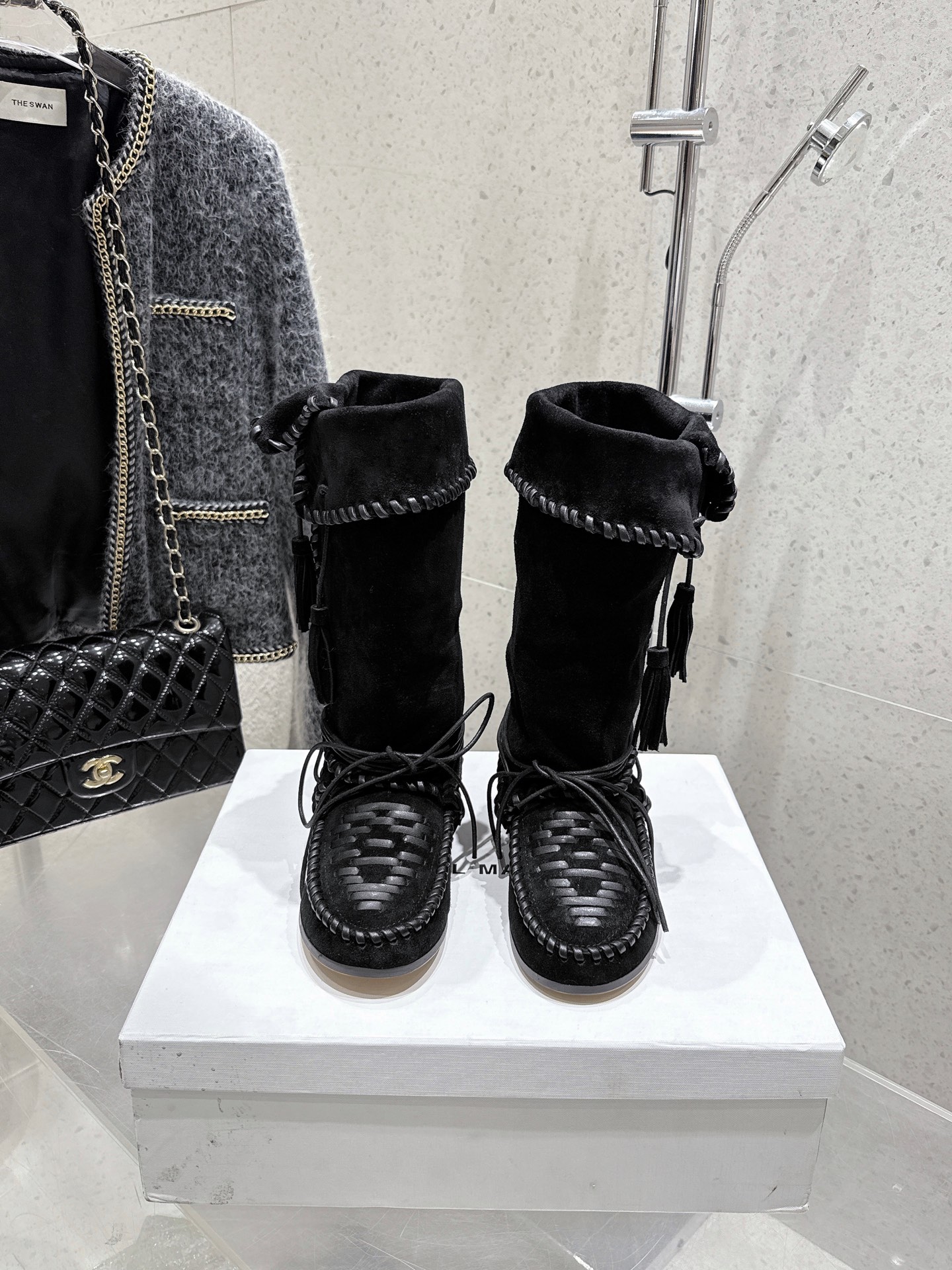 NO:410764,Top version ISABEL MARANT 25S spring and summer show new woven embroidery pile boots tassel boots Spring 2025 series show exquisite craftsmanship and confident feminine atmosphere. The series incorporates sophisticated weaving and embroidery, Marant launched a tassel bag in suede and comfortable flat boots to highlight the feeling of nature and freedom. In addition, the overall color scheme combines black and metallic gray fabrics, and the pearlescent decorative elements add a touch of sexy. The overall design is designed to show the power and elegance of women, and the tone is inspired by the warm sunset, showing soft and rich colors. Material high mercerized beef leather inner oxli, original open-soled sole shoe size 35-39 (40 custom-made, non-return and exchange), boots, boots19860909顶级版本 ISABEL MARANT 伊莎贝尔 25S春夏秀场款 新款编织刺绣堆堆靴 流苏靴 2025年春季系列展现了精致的工艺和自信的女性气息.该系列融入了复杂的编织和刺绣,Marant玛兰推出了采用绒面革的流苏包和舒适的平底靴,突出了自然与自由的感觉.此外,整体色系则结合了黑色和金属灰的面料,珠光般的装饰元素增添了一丝性感.整体设计旨在展现女性的力量和优雅,色调灵感来自温暖的日落,展现出柔和而丰富的色彩. 材质高丝光牛猄皮 内里牛里 大底原版开模大底 鞋码35-39（40定制不退换）,靴子,boots,Women's Shoes