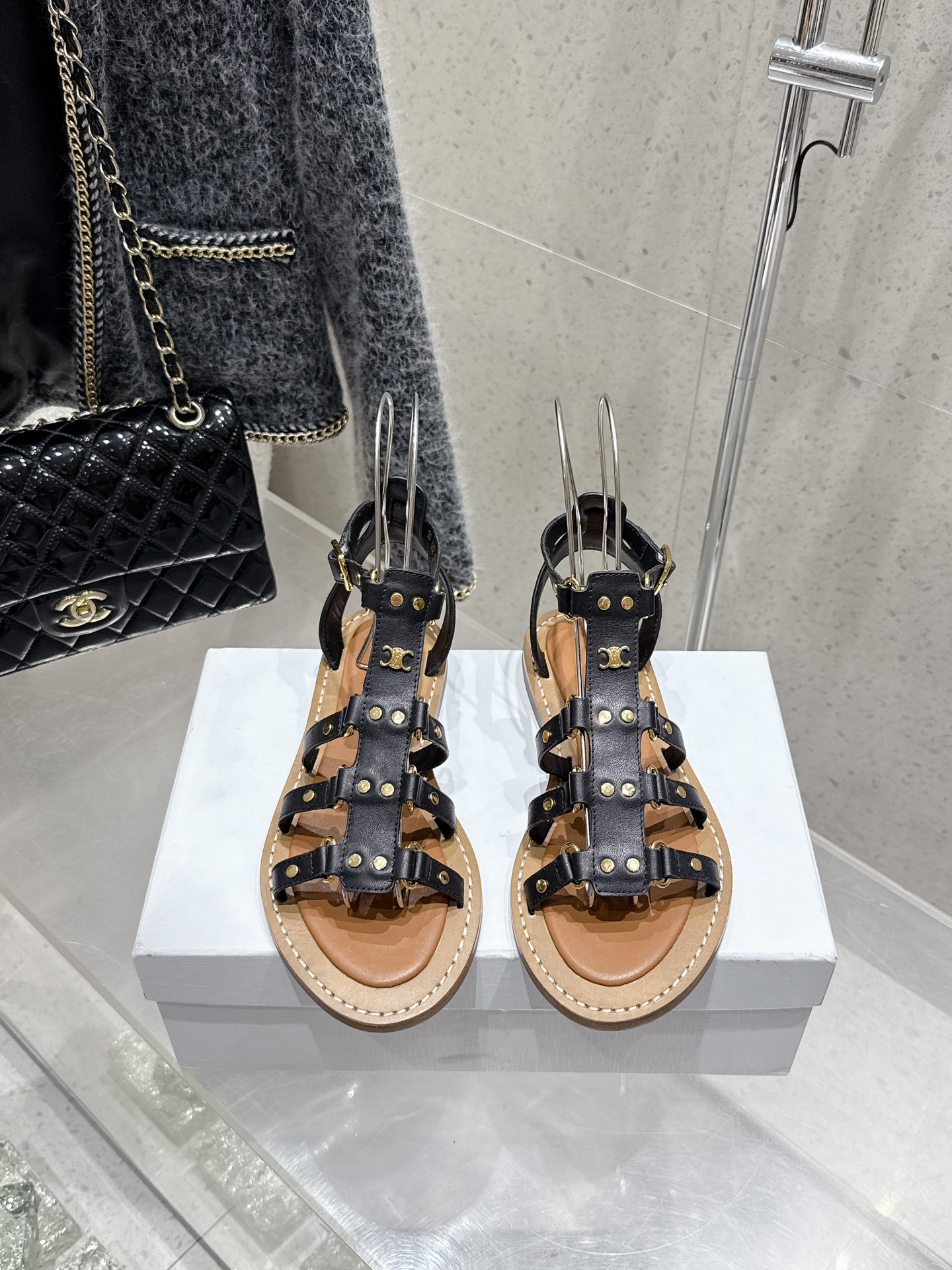 NO:408418,Purchasing grade CELINE 25ss new sandals This season's Celine made me love it again once again. There are so many beautiful shoes in this season. This sandal is really invincible and easy to match!  The design is matched with the classic logo as an embellishment. The overall visual is particularly pleasing and easy to match. Imported cowhide, sheepskin inner, original molded rubber sole. Size#35-40 (40 custom made without return or exchange), sandals, celine, celine, sandals, cowhide, sheepskin19860909代购级 CELINE 25ss 新款凉鞋 这一季的赛琳又让我重新爱了它一次这季节美鞋太多 这款凉拖真是无敌好搭配！ 设计搭配经典的 logo 作为点缀整体视觉特别耐看又好搭配 进口 牛皮面 羊皮内里 原版开模橡胶大底 Size#35-40（40定做不退换）,凉鞋,celine,celine,sandals,cowhide,sheepskin,Women's Shoes