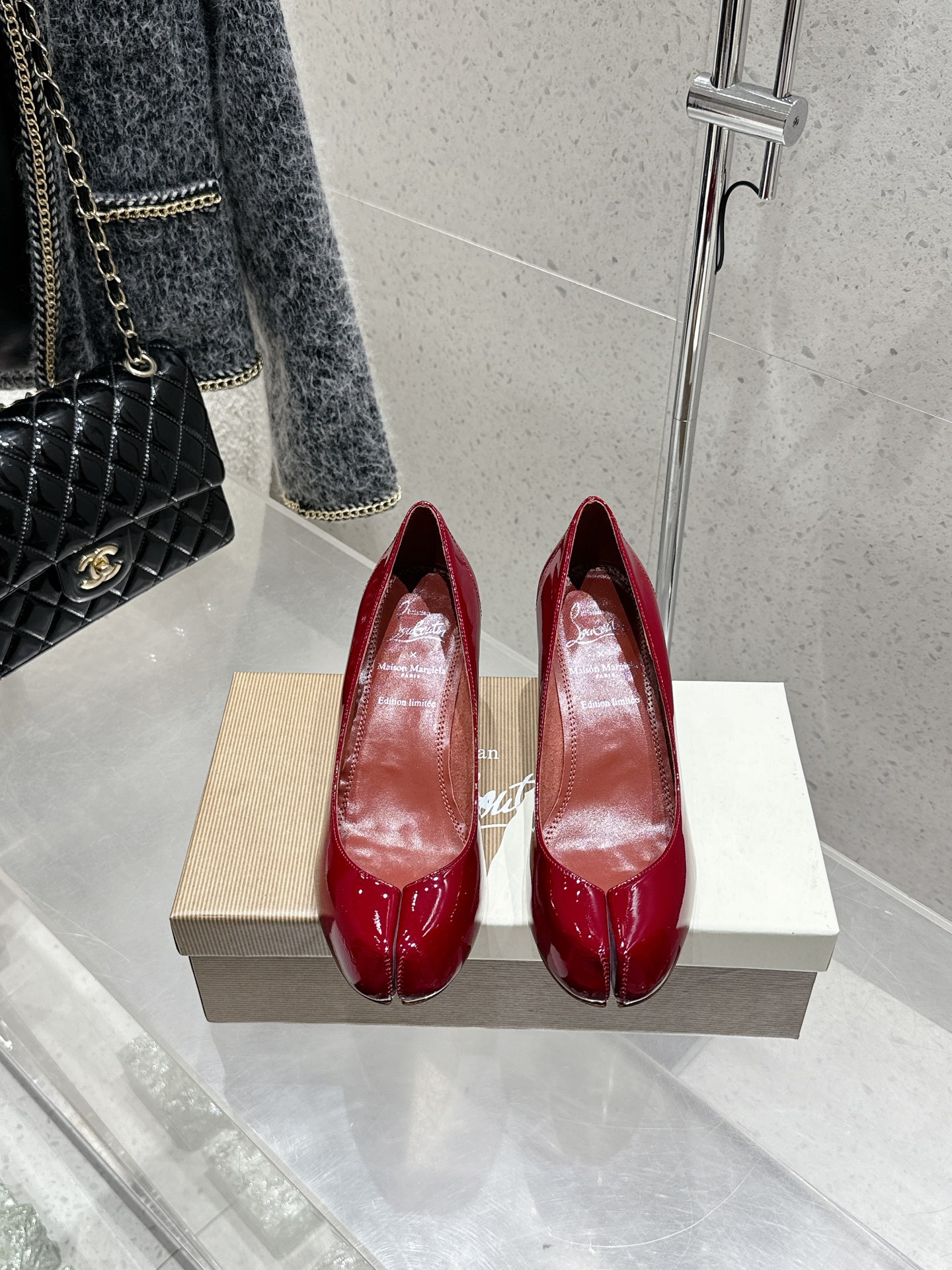 NO:408415,/ Christie Lubouto jointly created Maison Margiela and Christian Louboutin to launch their first joint shoe series. The new collaboration is centered on two intertwined design concepts, showing fashion designer John Galliano and shoe master Christian Louboutin’s unique creative language. Shoes, cleverly blend the design genes of the two major brands, presenting unique styles and commonalities. Maison Margiela’s iconic Tabi  The three shoes are decorated with the designer's classic red sole, and the classic toe design is reinterpreted with its exquisite craftsmanship. Instead of the traditional toe cutting process, it gives the shoe an elegant heart-shaped outline, just like the female clavicle lines. This design cleverly echoes the concept of 'unconscious charm' advocated by Maison Margiela - those charming images deeply embedded in the collective subconscious, injecting a subtle and subtle sexy temperament into the classic Tabi shoes. Upper mesh Australian diamonds, ox patent leather material, sheepskin lining, Italian genuine leather outsole, heel height 6.5cm Size 35-41 (40.41 custom-made, non-return and exchange), split toe shoes, masion margiela, high heels, sheepskin, Leather soles19860909/ 克里斯提·鲁布托联名马吉拉分趾高跟单鞋 Maison Margiela 与 Christian Louboutin 推出首个联名鞋履系列 全新合作以两种互相交融的设计理念为核 心,展现了时装设计师 John Galliano 与鞋履大师 Christian Louboutin 别具一格的创意语言 鞋款,巧妙融合了两大品牌的设计基因,呈现出独特风格与共通之处. Maison Margiela 标志性的 Tabi 分趾鞋.三款鞋履均饰以设计师经典的红底,以其精湛工艺重新诠释经典分趾设计通过两块独立材质拼接而成,而非传统的分趾切割工艺,赋予鞋款优雅的心形轮廓,宛如女性的锁骨线条.此设计巧妙呼应了 Maison Margiela 推崇的”无意识魅力”理念——那些深植于集体潜意识中的迷人意象,为经典 Tabi 鞋款注入了微妙而含蓄的性感气质. 鞋面网纱澳钻 牛漆皮材质 羊皮内里 意大利真皮大底 跟高6.5cm Size35-41码（40.41定制不退换）,分趾鞋高跟鞋,masion margiela,high heels,sheepskin,Leather soles,Women's Shoes