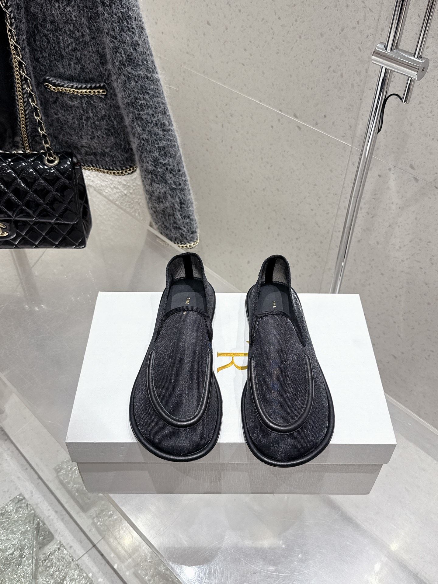 NO:408409,THEROW Mesh simple single shoes loafers with fairy-like beauty, high-end and decent, you can also go out beautifully with slippers in summer. The glittering and adorable embellishments add a gorgeous and romantic feeling and are easily attracted at a glance. The matching occasions are also quite extensive. You can show your elegant charm and temperament in daily life or party activities. Upper material imported mesh sheepskin edges, lambskin footbed, anti-slip wear-resistant rubber sole, size 35-39 (40 custom made without return or exchange), loafers, loafers, slippers, sheepskin19860909THEROW 网纱简约单鞋乐福鞋 自带仙气朦胧美,高级又不失体面,夏天穿个拖鞋也能美美的出街 闪闪惹人爱的点缀更增添了份华丽浪漫感很容易一眼就被吸引 搭配场合也挺广泛的日常或者派对活动都能展现优雅的魅力气质 鞋面材质进口网纱羊皮包边 小羊皮垫脚 防滑耐磨橡胶大底 码数35-39 (40定做不退换),乐福鞋,loafers,slippers,sheepskin,Women's Shoes