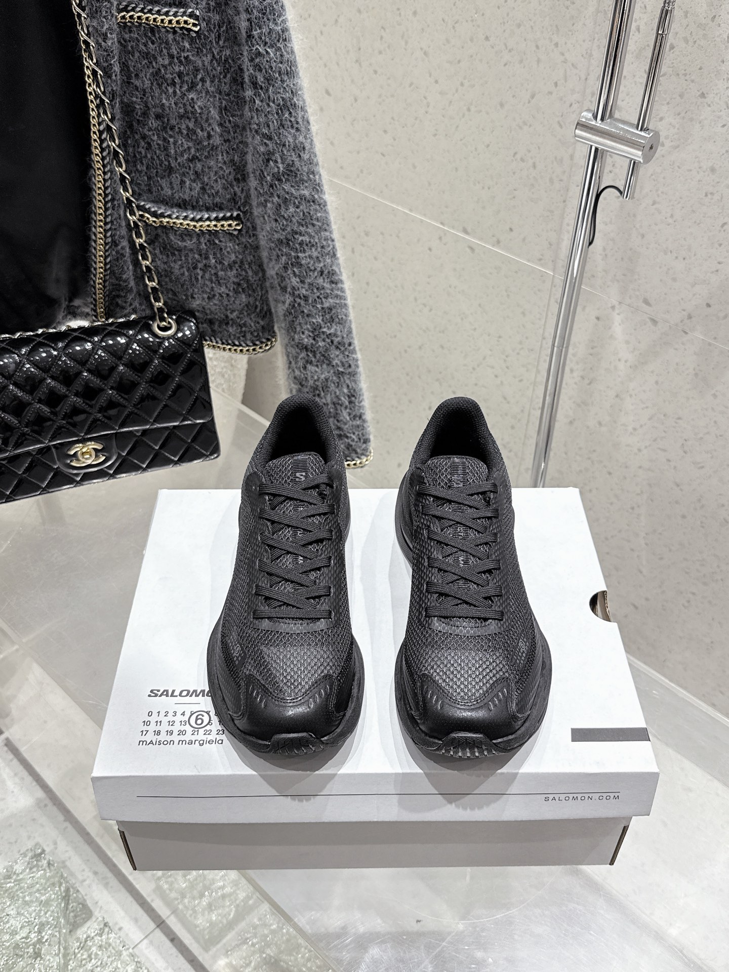 NO:408406,Top version MM6 x SALOMON - 2025 spring and summer series shoes jointly developed by Spectur Maison Margiela and SALOMON, based on the road running shoes Spectur 2, the upper is made of large hole mesh material with the same color pressing glue and cut sheet. The side of the shoe has both brand logos, covering polyester fiber, polyurethane, rubber, etc.; it is equipped with full-length carbon fiber board Energy Blade and Energy Foam cushioning system, the rear palm is thickened and widened, and has both propulsion, cushioning rebound and stability. Size women 35-40 men 40-45 (women 40 men 45 custom-made non-return and exchange), casual shoes/sports shoes, masion margiela, sneakers19860909顶级版本 MM6 x SALOMON - Spectur Maison Margiela与SALOMON合作的2025春夏系列鞋款,以公路跑鞋Spectur 2为基础,鞋面采用大孔网眼材质搭配同色系压胶与裁片,鞋侧有双方品牌标识,材质涵盖聚酯纤维、聚氨酯、橡胶等； 它搭载全长碳纤维板Energy Blade与Energy Foam缓震系统,后掌加厚加宽,兼具推进力、缓震回弹与稳定性. Size女35-40 男40-45（女款40 男款45定做不退换）,休闲鞋/运动鞋,masion margiela,sneakers,Women's Shoes