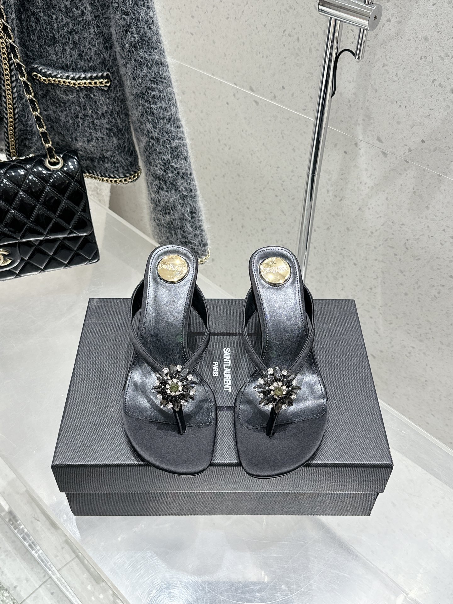 NO:408403,Saint Lauren*YSL Saint Laurent 25ss Spring and summer new rhinestone high heel flip flops exquisite and fashionable essentials The upper is made of original custom leather, the inner tiptoe mixed-bred sheepskin heel height 8cm imported genuine leather sole Size35-39 (40 customization), split-toe shoes, saint laurent, saint laurent, saint laurent, saint laurent, slippers, sheepskin, Leather soles19860909Saint Lauren*YSL圣罗兰25ss 春夏新品水钻高跟人字拖鞋 精致时髦精必备单品 鞋面采用原版定制皮料 内里踮脚混种羊皮 跟高8cm 意大利进口真皮大底 Size35-39（40定制）,分趾鞋,saint laurent,saint laurent,saint laurent,slippers,sheepskin,Leather soles,Women's Shoes