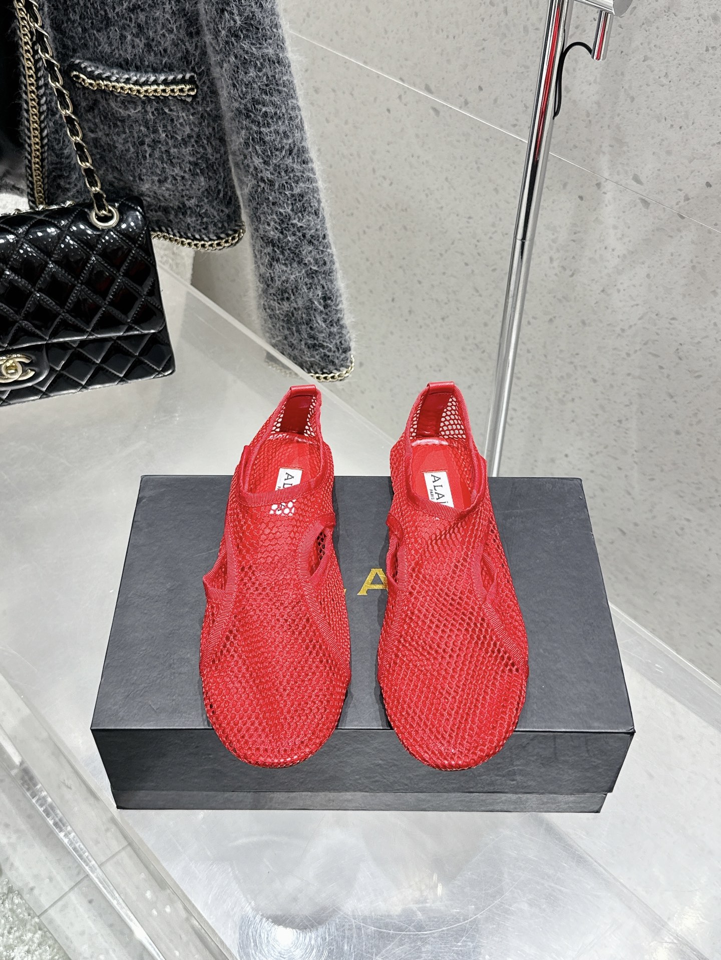 NO:410748,ALAIA 25ss Spring and Summer New Hollow Toe Clip Ballet Sandals This bare-skinned soft fishnet shoes adopt a hook-button upper opening and closing design, with a vertical Alaia logo on the back. It is a comfortable wearing experience. It is an indispensable fashionable item in the spring and summer wardrobe. Light and breathable. Summer relaxed aesthetic breathable mesh surface, sun and moonlight pours out, interwoven with a looming translucent aesthetic. Mesh design. Breathable. Breathable. Not stuffy. Round head design releases toe space. It can be worn with thin socks or barefoot. Velcro design supports running without worrying about heel loss. The upper uses original imported mesh. Inner footbed sheepskin. Original open mold custom rubber outsole. Size 35-39 (40  Custom made no return or exchange), split-toe shoes sandals, alaia, sandals, sheepskin19860909ALAIA 阿莱亚 25ss春夏新款 镂空 夹趾 芭蕾舞 凉鞋 该款裸肌感柔软渔网鞋,采用钩扣式鞋面开合设计,背面饰有竖版Alaia标识 搭配橡胶鞋底,带来舒适的穿着体验.是春夏衣橱必不可少的时髦单品. 轻盈透气 夏日松弛美学透气网面日月光倾泻 交织出若隐若现的透感美学 网面设计 呼吸感拉满 透气不闷热 圆头设计释放脚趾空间 搭配薄袜或光脚穿都可以 魔术贴的设计加持跑步都不用担心掉跟问题 鞋面采用原版进口网纱 内里垫脚羊皮 鞋底原版开模定制橡胶大底 码数35-39（40 定做不退换）,分趾鞋凉鞋,alaia,sandals,sheepskin,Women's Shoes