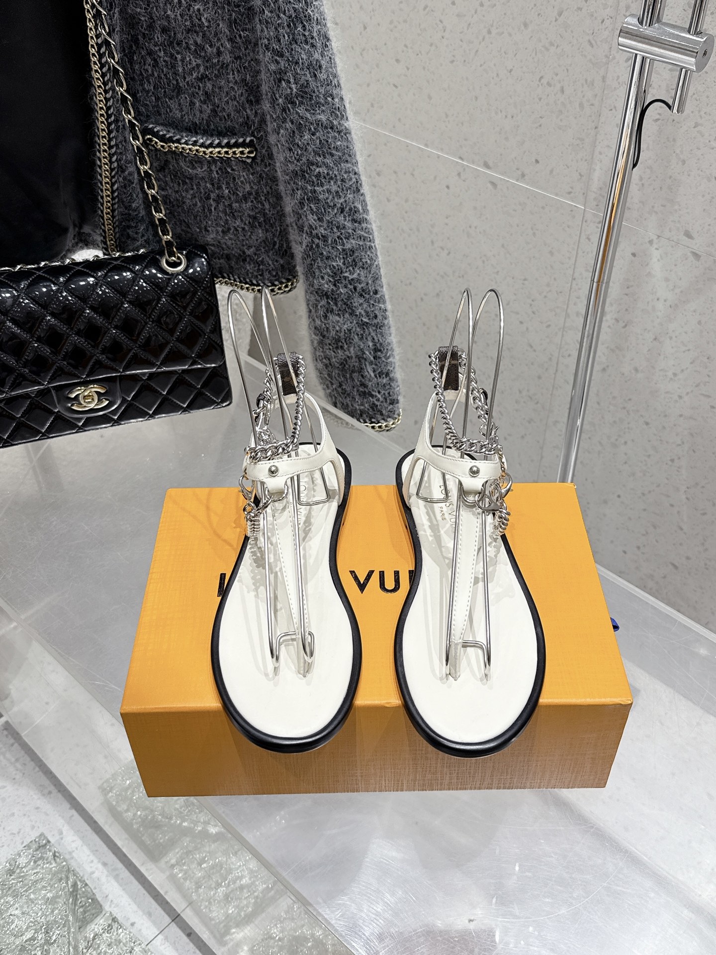 NO:408400,Top version LOUIS VUITTON 25 latest Vibe chain flat herringbone LV strap sandals upper cowhide original metal chain footbed sheepskin sole Italian thickened leather outsole Size#35-41 (40.41 custom made without return or exchange), split-toed shoes, louis vuitton, louis vuitton, louis vuitton, louis vuitton, sandals, cowhide, sheepskin, Leather soles19860909顶级版本 LOUIS VUITTON 路易威登 25最新 Vibe 链条 平底人字 LV一字带凉鞋  鞋面牛皮原版金属链条 垫脚羊皮 鞋底意大利加厚真皮大底 Size#35-41（40.41定做不退换）,分趾鞋,louis vuitton,louis vuitton,louis vuitton,sandals,cowhide,sheepskin,Leather soles,Women's Shoes