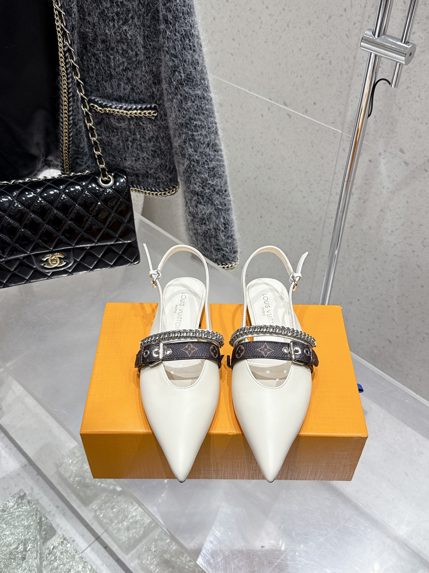 NO:408426,Top version LOUIS VUITTON LV25 latest Vibe chain flat heel pointed sandals single shoes upper cowhide original metal chain footbed sheepskin sole Italian thick leather outsole Size#35-41 (40.41 custom made without return or exchange), sandals, louis vuitton, louis vuitton, louis vuitton, louis vuitton, sandals, cowhide, sheepskin, Leather soles19860909顶级版本 LOUIS VUITTON 路易威登 LV25最新 Vibe 链条 平底 矮跟 尖头凉鞋 单鞋 鞋面牛皮原版金属链条 垫脚羊皮 鞋底意大利加厚真皮大底 Size#35-41（40.41定做不退换）,凉鞋,louis vuitton,louis vuitton,louis vuitton,sandals,cowhide,sheepskin,Leather soles,Women's Shoes