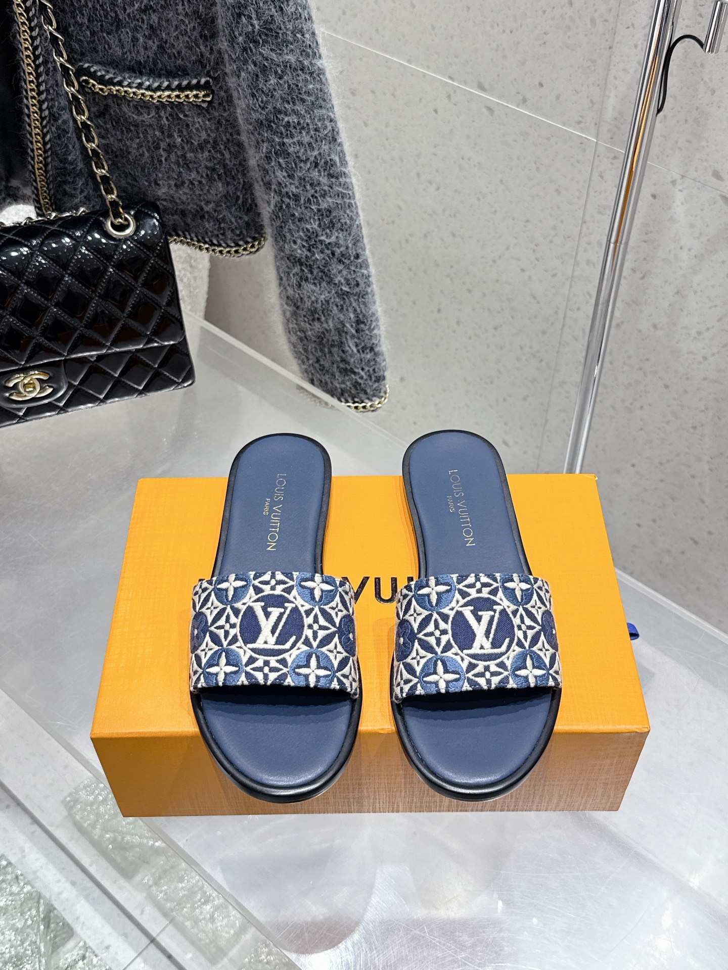 NO:408423,Top version LOUIS VUITTON 25 Latest Lily series Jacquard flat-soled LV slippers This Lily flat-soled sandals are made of classic Monogram-coated canvas, and the artist's agile brushstrokes are made of x Murakami Takashi series Cherry Blossom patterns. The upper is decorated with wide bows and Cire metal parts, injecting fun style into the configuration of the shoe. Upper denim embroidery, footbed sheepskin, soles, Italian thick leather outsole Size#35-41 (40.41 custom made without return), slippers, louis vuitton, louis vuitton, slippers, sheepskin, Leather soles19860909顶级版本 LOUIS VUITTON 25最新 Lily系列 提花平底 LV一字拖鞋 本款 Lily 平底凉拖取材经典Monogram涂层帆布,借x村上隆系列的Cherry Blossom图案彰显艺术家的灵动笔触.鞋面点缀宽大蝴蝶结和 Cire金属件,为便鞋构型注入玩趣格调. 鞋面丹宁牛仔刺绣 垫脚羊皮 鞋底意大利加厚真皮大底 Size#35-41（40.41定做不退换）,拖鞋,louis vuitton,louis vuitton,slippers,sheepskin,Leather soles,Women's Shoes