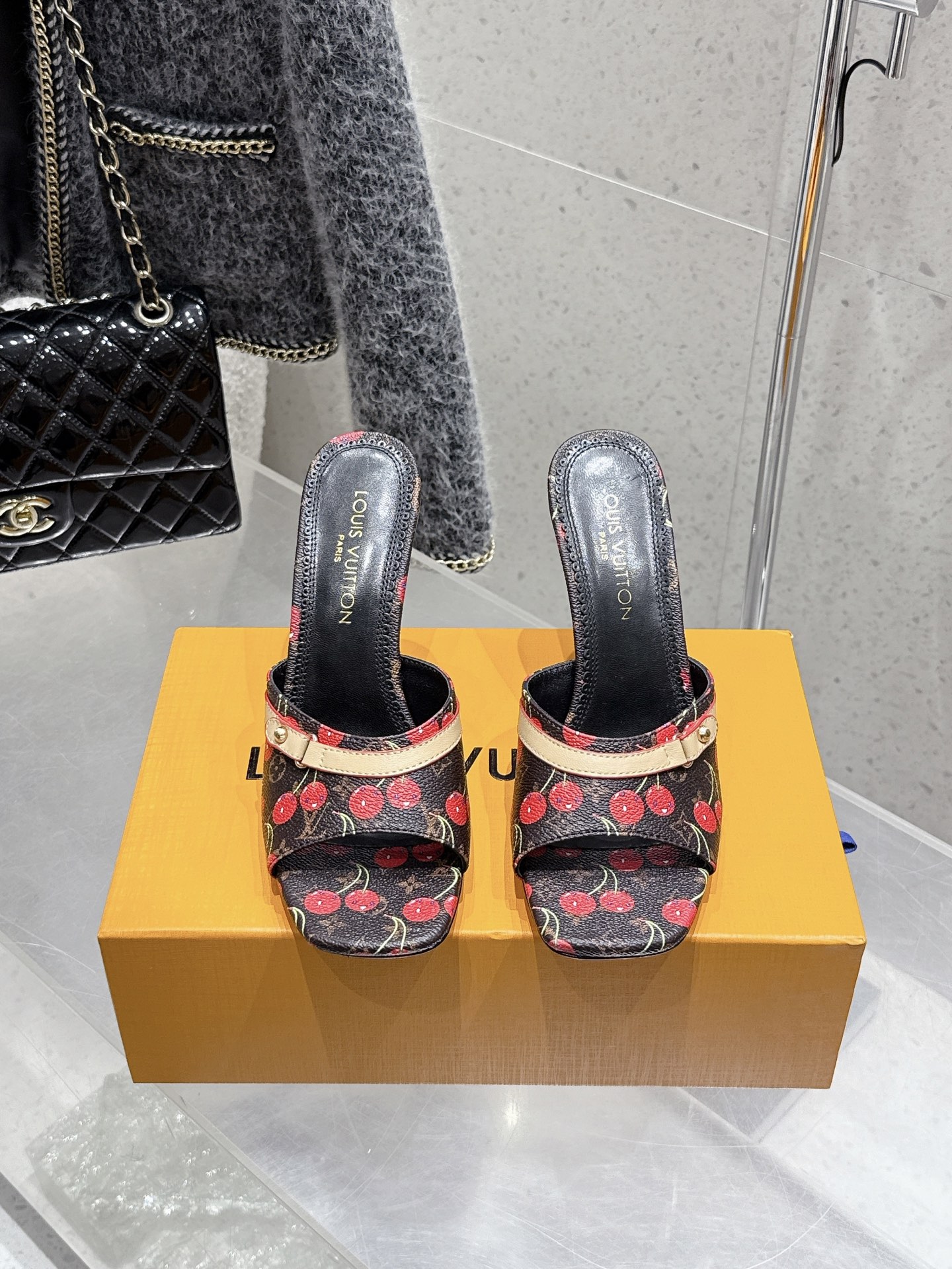 NO:408420,LouisVuitton 25/ Summer limited cherry style, slim heels, sandals, bow high heels slippers, Mary Jane single shoes, LV latest summer limited cherry style series, uses colors and large-area base colors of the upper as a comparison, creating a cherry color element style, creating another classic style!  Super beautiful!  Unspeakable fashion!  Daily versatility is no problem, and it has the significance of changes and development of the times!  Super easy to wear, full of summer atmosphere!  Material original custom fabric inner sheepskin outsole imported from Italy Size#35-41 (40.41 custom made without return or exchange), high heels slippers, louis vuitton, louis vuitton, sandals, mary jane, high heels, slippers, sheepskin, Leather soles19860909LouisVuitton 25/ 夏季限定 樱桃风 细跟 凉鞋 蝴蝶结高跟拖鞋 玛丽珍 单鞋 LV最新夏季限定 樱桃风系列 采用彩色以及鞋面的大面积底色作为对比,创造出樱桃彩色元素风格,成就了又一个经典款！上脚超级美腻！说不出来的时尚！日常百搭不在话下,而且很有时代的变迁发展的意义！超级好穿,上脚满满的夏日氛围！ 材质原版定制面料 内里羊皮里 大底意大利进口真皮大底 Size#35-41（40.41定制不退换),高跟鞋拖鞋,louis vuitton,louis vuitton,sandals,mary jane,high heels,slippers,sheepskin,Leather soles,Women's Shoes