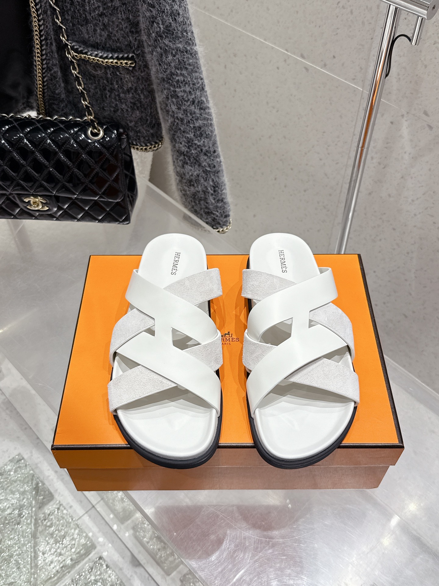 NO:408417,Top version Hermes Kazimir series Cross webbing Waterproof platform Sandals Retro Second uncle shoes H slippers Couple style Original purchase and development Made this Kazimir woven strip and calfskin functional sandals. The interwoven upper inspired by the iconic pattern of 'H' creates a casual look, which is a good companion for summer. Exquisite packaging. Original custom imported top layer cowhide imported soft sheepskin. Sole original open molding and anti-slip T material. Sole thickness 3CM Size: 35-45 (female model 40 and male model 45 customization), slippers, hermes, hermes, sandals, slippers, cowhide, sheepskin19860909顶级版本 Hermes爱马仕Kazimir系列 交叉 织带 防水台 凉鞋 复古 二舅鞋 H拖鞋 情侣款 原版购入开发 做货 这款Kazimir编织饰带和小牛皮机能凉鞋.以“H”标志性图案为灵感的交织鞋面打造休闲造型,可谓夏日良伴 配送精美包装 面料原版定制进口头层牛皮 内里进口柔软羊皮 鞋底原版开模防滑T材质 底厚3CM Size:35-45（女款40 男款45定做）,拖鞋,hermes,hermes,sandals,slippers,cowhide,sheepskin,Women's Shoes