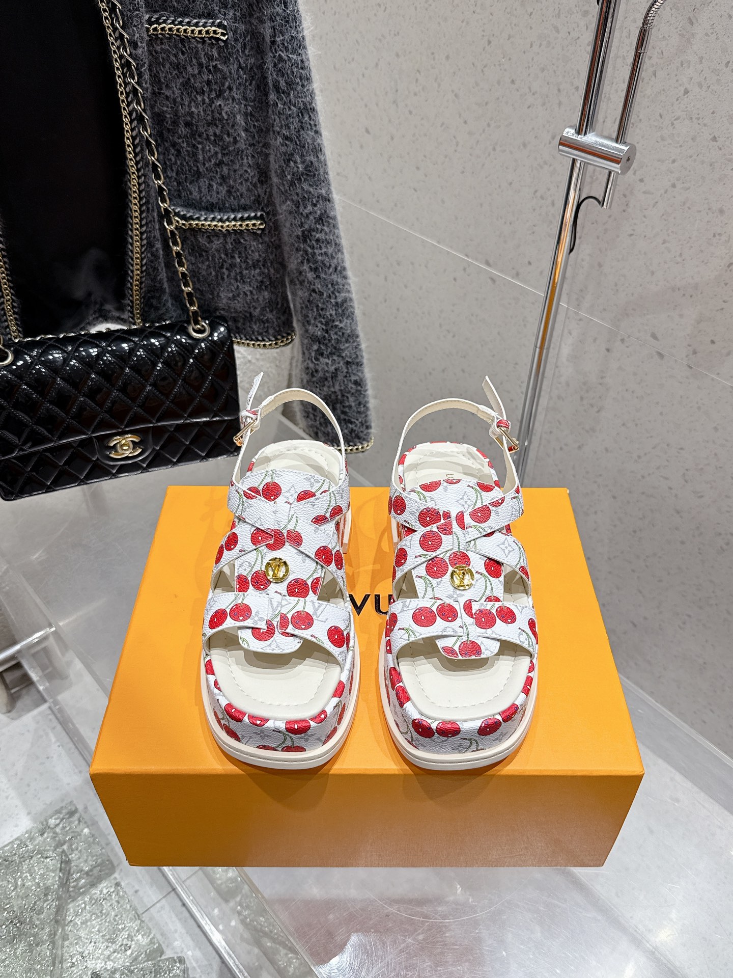 NO:408414,Top version 25Ss spring and summer new Louis vuiteeon LV MAYA FLATFORM sandals waterproof platform thick-soled sandals This Maya Flatform sandals are made of smooth cowhide leather and denim, allowing wide shoelaces to shuttle between the leather tongue, and then inject the brand essence with the metal LV Circle logo. The rubber outsole inherits the color of the upper, and the light leather thick sole is perfect and elegant. Upper cowhide/densing denim inner foot pad sheepskin sole original open mold rubber outsole heel height 5cm size 35-39 (40.41 custom made without return and exchange), sandals, louis vuitton, louis vuitton,tom ford, sandals, cowhide, sheepskin19860909顶级版本 25Ss春夏新款Louis vuiteeon LV MAYA FLATFORM 凉鞋防水台厚底凉鞋 本款 Maya Flatform凉鞋选用光滑牛皮革、丹宁牛仔布,令宽幅鞋带穿梭于皮革鞋舌之间,再以金属LV Circle标识注入品牌底蕴.橡胶外底承袭鞋面色调,轻盈皮革厚底完善雅致风范. 鞋面牛皮/丹宁牛仔布 内里垫脚羊皮 鞋底原版开模橡胶大底 跟高5cm 码数35-39（40.41定做不退换）,凉鞋,louis vuitton,louis vuitton,tom ford,sandals,cowhide,sheepskin,Women's Shoes