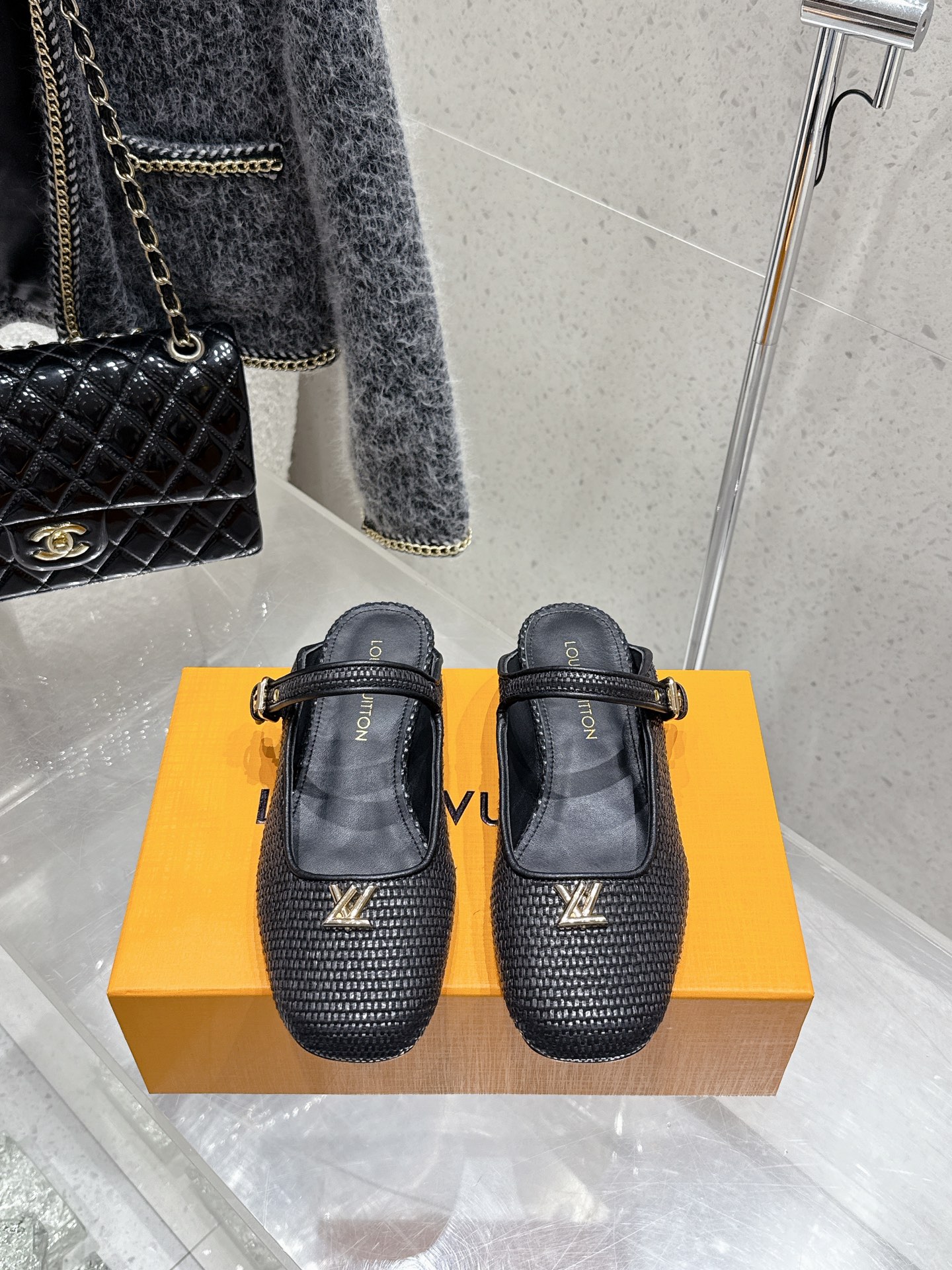 NO:408411,Top version LV Louis Vuitton 2025 early spring new style Baotou one-shaped buckle flat-sole semi-mopping sandals upper original fabric imported sheepskin outsole outsole original Italian leather outsole Size: 35-39 (customized for 40.41), semi-mopping, louis vuitton, louis vuitton, sheepskin, Leather soles19860909顶级版 LV 路易威登 2025早春新款 包头一字带扣平底半拖 凉拖 鞋面原版面料 内里进口羊皮里 大底原版意大利真皮大底 码数: 35-39（40.41定制）,半拖,louis vuitton,louis vuitton,sheepskin,Leather soles,Women's Shoes