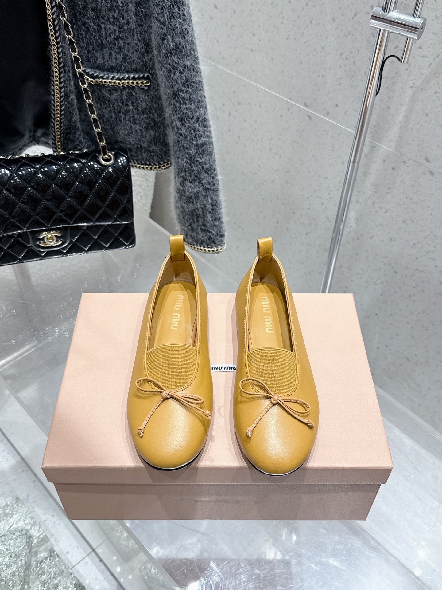 NO:408408,MIUMIU's new spring and summer ballet shoes, fairy style, fresh spring and summer color matching, beautiful curves, and everyday outfits are very suitable for the shoe. The tail has an exclusive logo style, showing elegant charm on the feet!  The upper is made of sheepskin, inner footbed sheepskin, original outsole, size: 35-39 (40 custom made without return), ballet shoes, miumiu, sheepskin19860909MIUMIU 缪缪25春夏新款芭蕾舞鞋 仙女款 春夏清新配色曲线优美,日常穿搭都很搭鞋尾有专属标识性Logo格调,上脚尽显优雅魅力！ 鞋面采用羊皮 内里垫脚羊皮 原版大底 码数:35-39（40定做不退换）,芭蕾舞鞋,miumiu,sheepskin,Women's Shoes