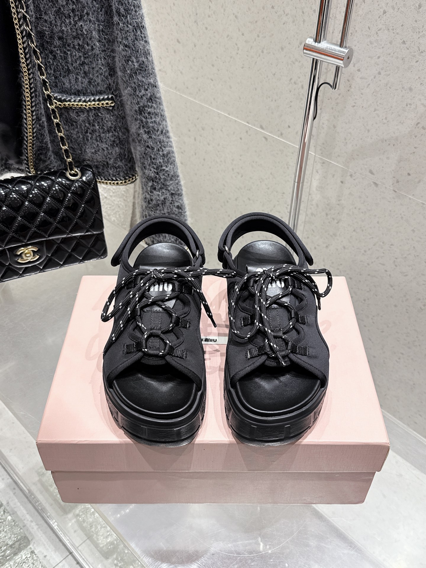 NO:408405,MIUMIU 2025 spring and summer new thick-soled sandals sports world, casual style and charming design meet the new soft sheepskin sandals. The unique hot-printed logo is eye-catchingly embellished with a cross-trim strap. In addition, the logo is decorated with 5 cm OVERSIZE super thick EVA sole, highlighting the novel design. The concave and convex sole pattern is simple and elegant, and the futuristic sense is integrated into the pragmatic design concept. The gospel of a small beauty, the single product is super easy to match, and it is not picky about the foot shape. Fabric Nakab original mold water table + original outsole Size: 35-40 (40 custom made without return or replacement), sandals, miumiu, versace, sandals, sheepskin19860909MIUMIU 谬谬2025春夏新款厚底凉鞋 运动世界、休闲风格与迷人设计邂逅于新款软羊皮凉鞋.富有个性的热印徽标醒目点缀一条交叉饰带.另外徽标装饰5厘米OVERSIZE超厚EVA鞋底,彰显新颖设计.凹凸鞋底花纹简约大方,未来感融入实用主义设计理念,小个子美女福音,单品超级好搭配,不挑剔脚型 面料奈卡布 原版开模水台+原版大底 码数:35-40（40定做不退不换）,凉鞋,miumiu,versace,sandals,sheepskin,Women's Shoes