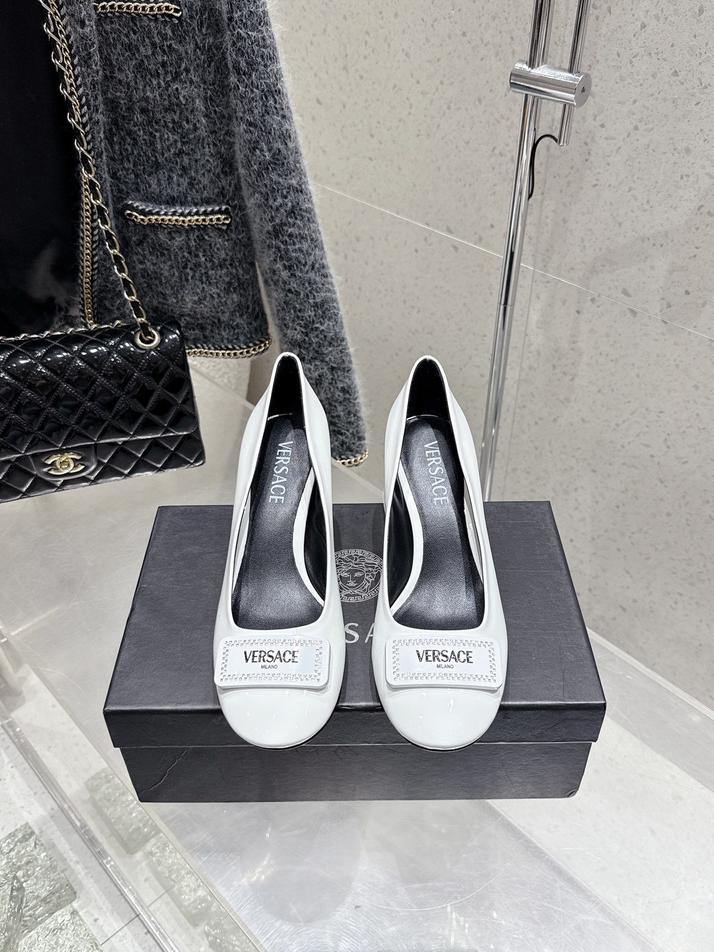 NO:408402,VERSACE Versace Spring and Summer 2025 new diamond buckle round-toe Marie Jane thick heel shoes ————————————————————— Milan show with simple and capable style, fairy-tale Atlantis or magical ocean theme, bright color matching, bright colors and free contours, and full of artistic sense. This series is also full of iconic charm elements!  Upper is made of soft patent leather, inner foot pad imported sheepskin, imported Italian original color genuine leather outsole Size: 35-40 (40 custom made without return and exchange) With original packaging, single shoes, versace, versace, mary jane, sheepskin, Leather soles19860909小众潮牌 VERSACE 范思哲 2025春夏新款钻扣圆头玛丽珍粗跟单鞋 ———————————— 米兰秀场同简约干练的版型,童话般的亚特兰蒂斯或神奇的海洋主题,明亮的彩色配色,鲜艳的颜色和自由的轮廓,同时充满艺术感. 这个系列也充满了标志性的魅力元素 ！ 鞋面采用软漆皮 内里垫脚进口羊皮 意大利进口原色真皮大底 码数:35-40（40定制不退换） 配原版包装,单鞋,versace,versace,mary jane,sheepskin,Leather soles,Women's Shoes