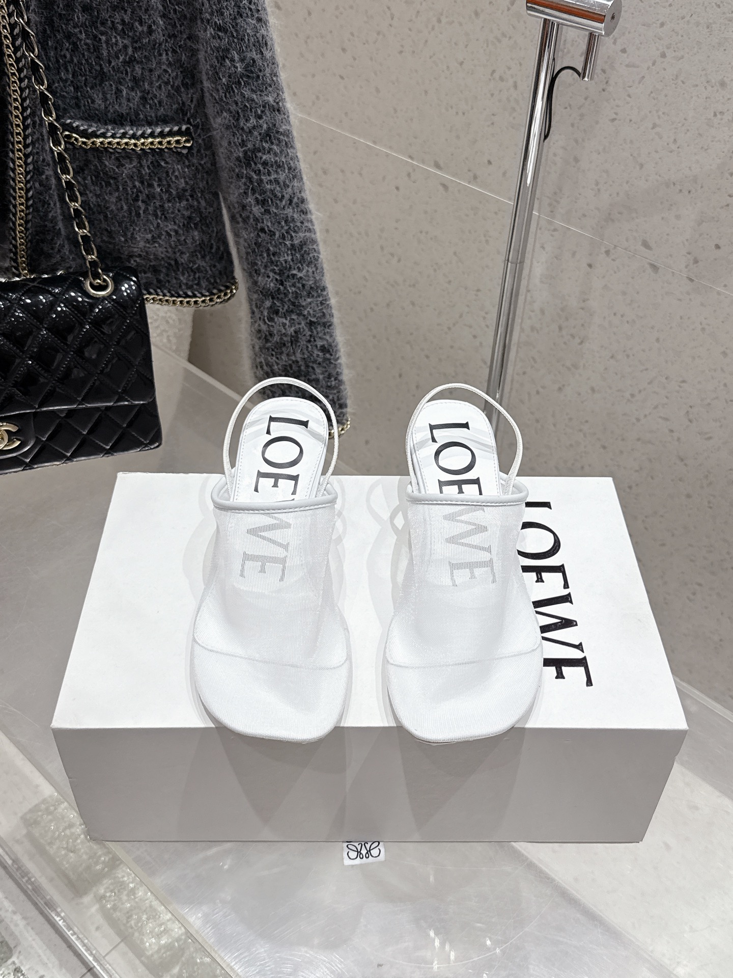 NO:408399,Purchase level LoewE 25ss summer bow slippers ice silk screen sandals real air-conditioned shoes, plus the faint beauty, it is really beautiful to wear!  !  !  Highly recommended, super lazy fashion drag, three ways to wear, same style as celebrity bloggers!  Imported metal cowhide fabric, imported ice silk mesh, imported sheepskin, heel height: 4.5cm, outsole: original beef tendon wear-resistant sole, Size35-40 (40 custom made, no return or exchange), sandals, loewe, loewe, sandals, slippers, cowhide, sheepskin19860909代购级 罗意威LOEWE 25ss 夏季 蝴蝶结拖鞋 冰丝网凉拖 真正空调鞋,加若隐若现的美感,上脚真的太美了！！！强烈推荐,超级懒人时装拖,三种穿法,明星博主同款！ 面料进口金属牛皮 进口冰丝网 内里进口羊皮 跟高:4.5cm 大底:原版牛筋耐磨底 Size35-40（40订做不退换）,凉鞋,loewe,loewe,sandals,slippers,cowhide,sheepskin,Women's Shoes