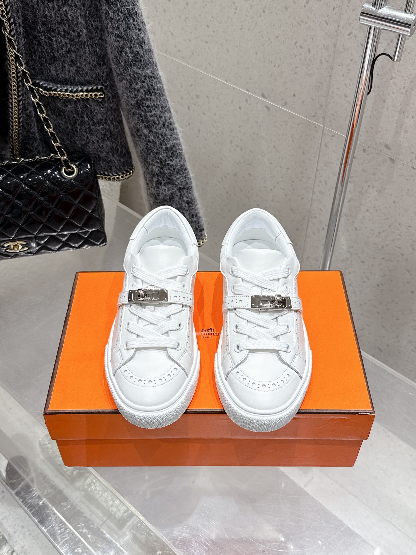 NO:408398,Top version Leather Men's 10 Hermes casual shoes couples H Home New Sports Shoes Dy Kelly Metal Button Casual Sports Shoes White Shoes This pair of Kelly white shoes is really amazing!  H home heros new sports shoes, simple upper cowhide, leather and tendon surface, light, comfortable and breathable!  Full of sportiness!  Top quality size 35-45 couples model, full set of counter synchronous gift box packaging!  , casual shoes/sports shoes, hermes, hermes, sneakers, cowhide19860909顶级版本 皮面 男10 Hermes 爱马仕休闲鞋情侣款 H家 四季新品运动鞋 Dy Kelly金属扣休闲运动鞋小白鞋 这双 Kelly 小白鞋真的颜值爆表！ H家 heros 运动鞋新品 简约鞋面牛皮牛筋面,轻盈舒适透气！运动感十足！顶级精品 size 35-45情侣款 全套专柜同步礼盒包装！,休闲鞋/运动鞋,hermes,hermes,sneakers,cowhide,Women's Shoes