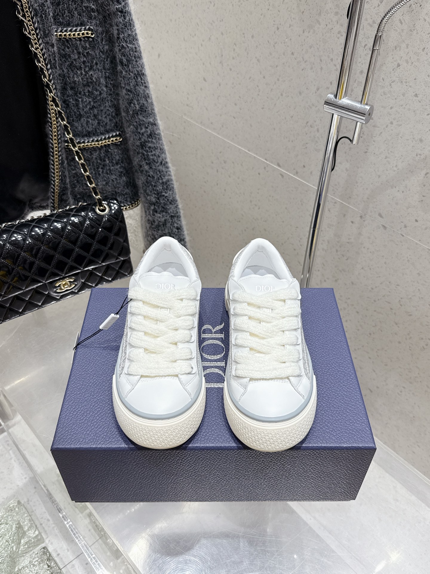 NO:408396,New Dior couples sports casual shoes Dior x Denim Tears Dior, joint cooperation model B33 series casual sports shoes Skateboard shoes, decorated with Oblique print, paired with suede inserts, unique padded tongue with Dior embossed logo, paired with navy blue mohair wide laces and matte tone finish brass eyelets. Dior Oblique patterned rubber sole, with contrasting Dior fabric original customization Oblique presbyopia + cowhide/inner original customization sheepskin + breathable mesh/sole original open molded anti-slip rubber material, fine workmanship Number 35-45 (female 40, male 39  45 Custom made no return or exchange), casual shoes/sports shoes, dior, dior, sneakers, cowhide, sheepskin19860909新款迪奥Dior 情侣款 运动 休闲 板鞋 Dior x Denim Tears迪奥、联名合作款 B33系列 休闲 运动鞋 滑板鞋、饰以 Oblique 印花,搭配绒面革镶片,别具一格的加垫鞋舌点缀以 Dior 压花标志,搭配海军蓝色马海毛宽鞋带和哑光同色调饰面黄铜孔眼.Dior Oblique 图案橡胶鞋底,后侧饰以对比鲜明的 Dior 面料原版定制Oblique老花+牛皮/内里原版定制羊皮+透气网里/鞋底原版开模防滑橡胶材质、做工精细 码数 35-45（女40 男39 45订做不退不换）,休闲鞋/运动鞋,dior,dior,sneakers,cowhide,sheepskin,Women's Shoes