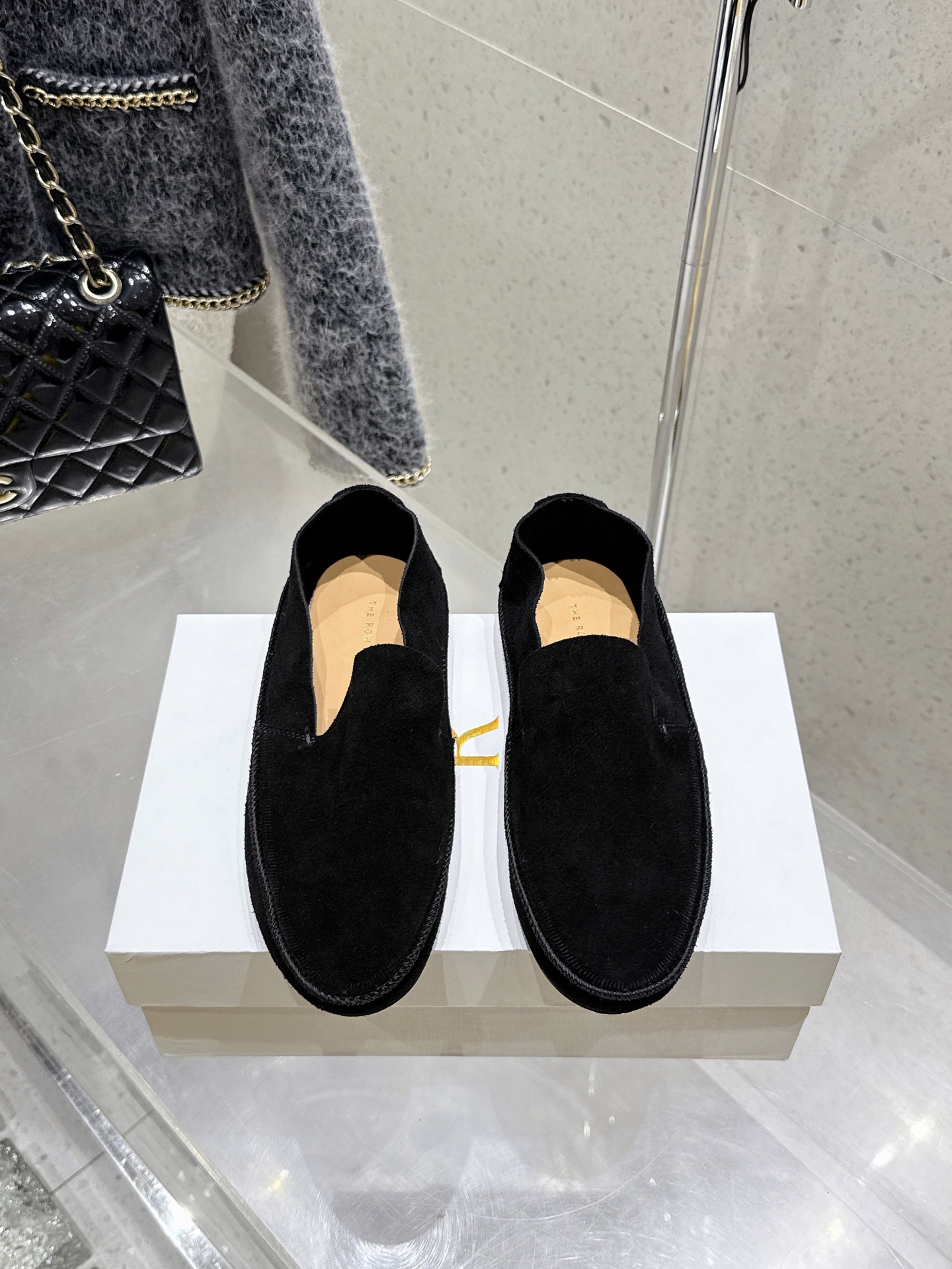 NO:408394,THEROW New leather minimalist flat-soled lazy loafers, bagging craftsmanship!  The foot feel is really the most comfortable style I have ever worn in history, so soft!  The socks must take it away. It has a high-end and simple feeling, in fact, in addition to being beautiful, its comfort is really easy to wear so hard that it is reluctant to take it off!  Matched with jeans, suit pants, skirts are not inconsistent, imported fabric, beef tendon leather, inner lining, original sole, size 35-39 (40 customized), loafers, skirts, jeans, business suit, sheepskin19860909THEROW 新款真皮极简一脚蹬平底懒人乐福鞋 套包工艺！脚感真的是史上我穿过最最舒服的款式太柔软啦！磨脚星人一定要收了它 有一丢高级又简约的感觉其实除了好看以外它的舒适度真的是好穿到舍不得脱下来啦！搭配牛仔裤 西装裤 半身裙都毫无违和感 面料进口牛筋皮面 内里羊皮内里 鞋底原版鞋底 码数35-39（40订做）,乐福鞋,loafers,skirts,jeans,business suit,sheepskin,Women's Shoes